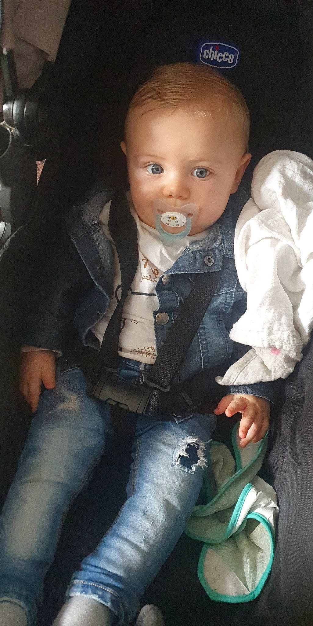 Maylonn a rejoint le concours — aidez-le/la à gagner de superbes lots ! cheek, child, clothing, cool, denim, eye, finger, flash_photography, formal_wear, fun, fur, gesture, hand, iris, jeans, lip, mouth, person, sitting, skin