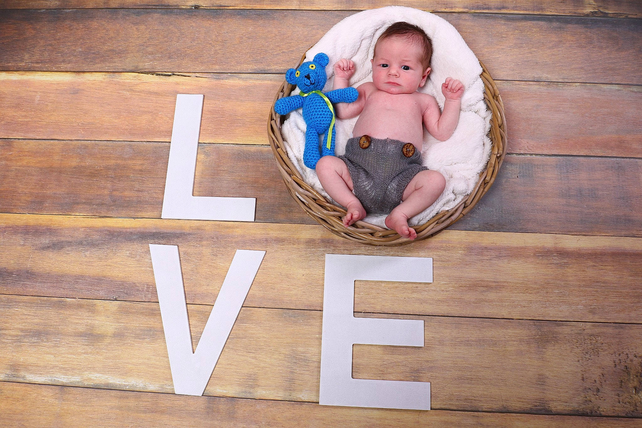 Ewen participe au concours pour gagner de l'argent avec cette photo : baby, child, family, floor, flooring, happy, hardwood, person, photograph, photography, product, toddler, wood, wood_flooring