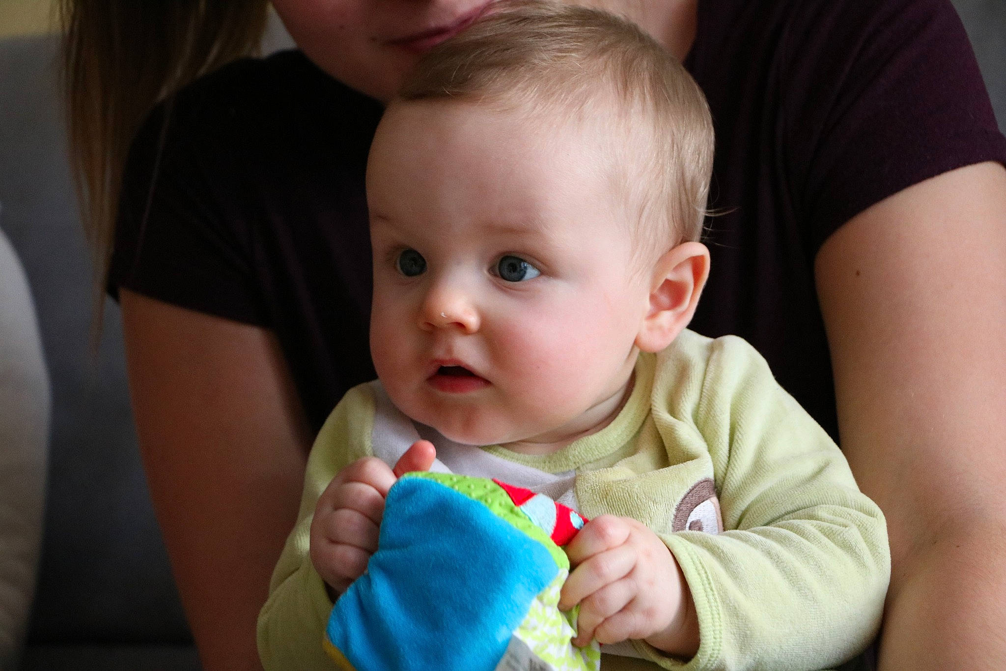 éwen participe au concours pour gagner de l'argent avec cette photo : baby, baby_playing_with_toys, cheek, child, ear, eye, finger, iris, mouth, nose, person, play, sitting, skin, smile, toddler