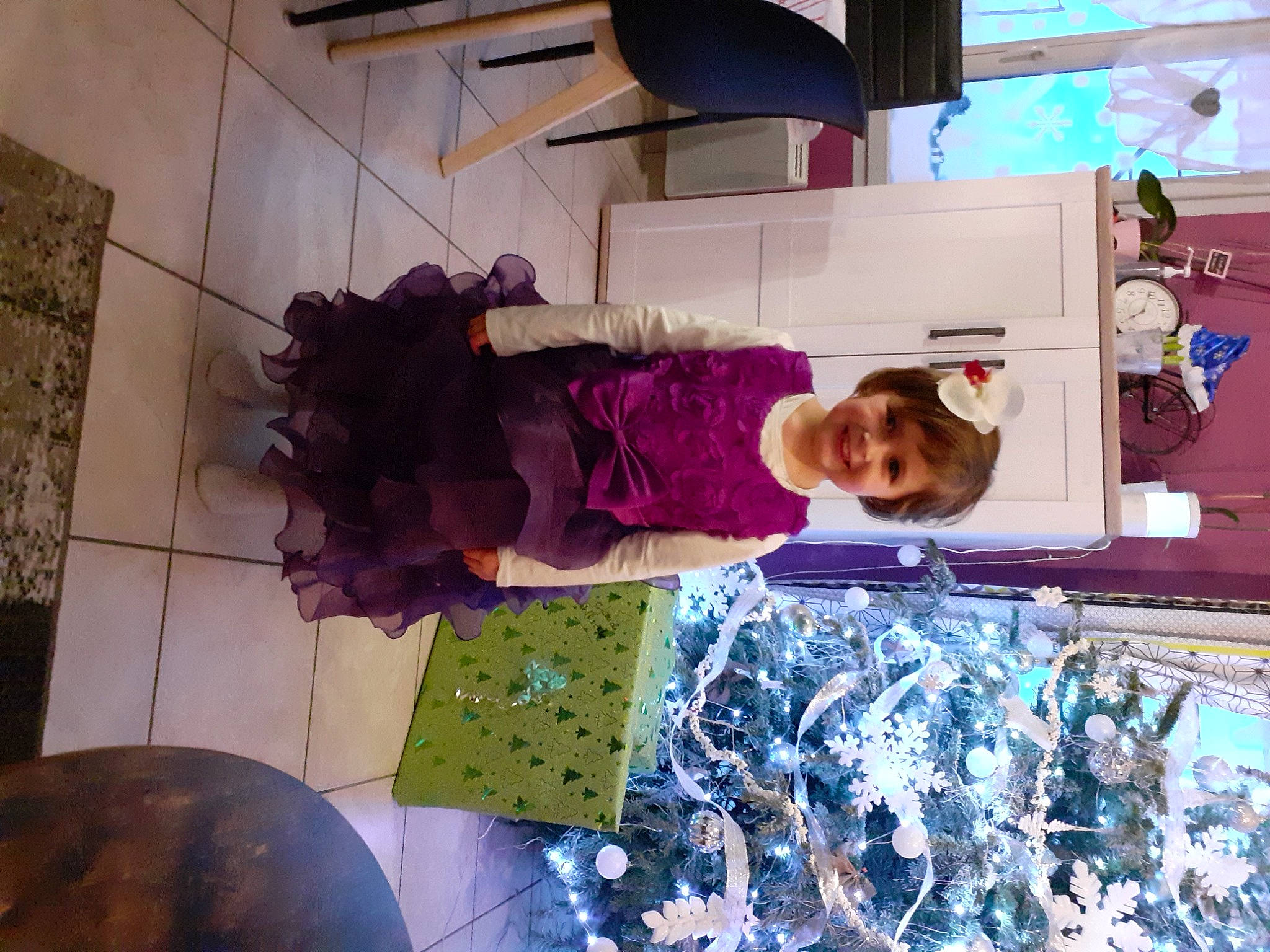 Elyne participe au concours pour gagner de l'argent avec cette photo : floor, joy, lavender, magenta, person, pink, purple, violet