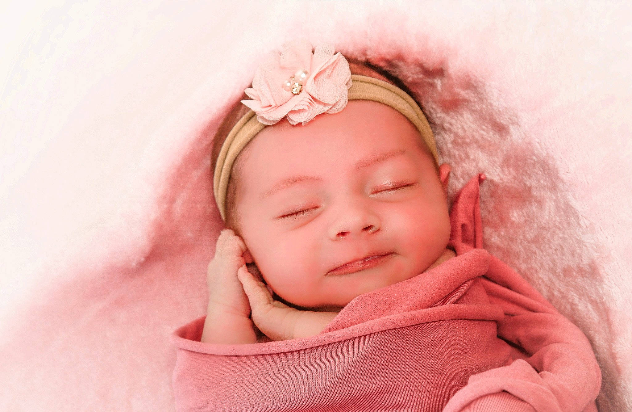 Maddie a rejoint le concours — aidez-le/la à gagner de superbes lots ! arm, baby, baby_toddler_clothing, cheek, chin, comfort, eyebrow, eyelash, finger, gesture, hand, happy, headgear, headwear, lip, nail, neck, nose, person, petal