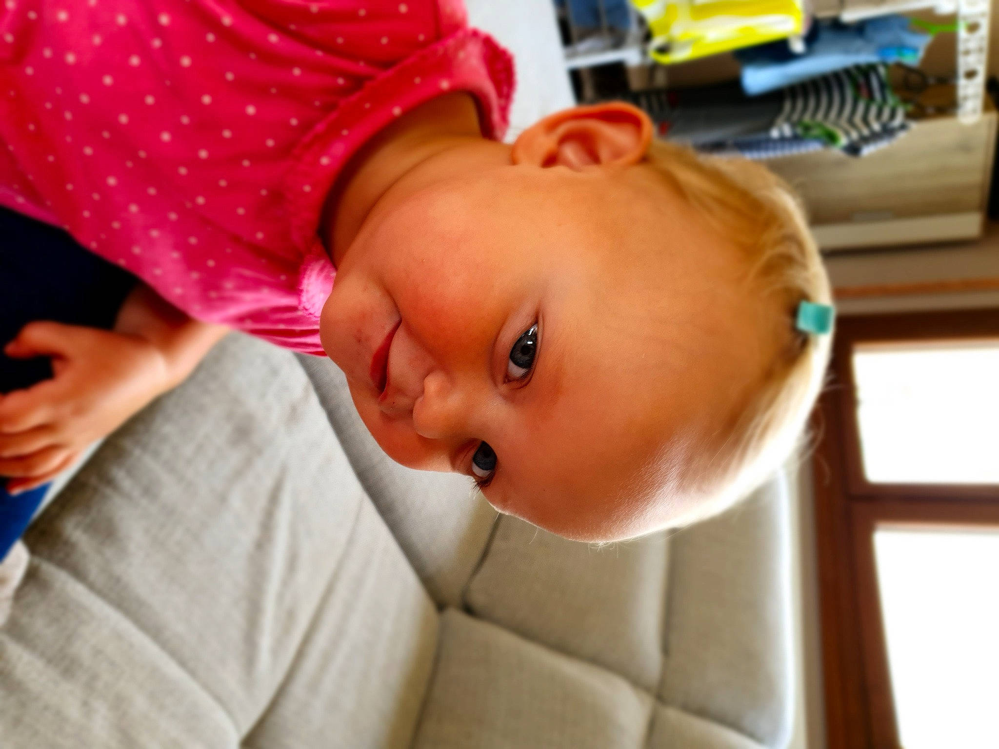 Anaé participe au concours pour gagner de l'argent avec cette photo : baby, baby_toddler_clothing, cheek, child, comfort, eyelash, happy, hat, head, headgear, lip, mouth, neck, nose, person, skin, sleeve, smile, sun_hat, sunglasses