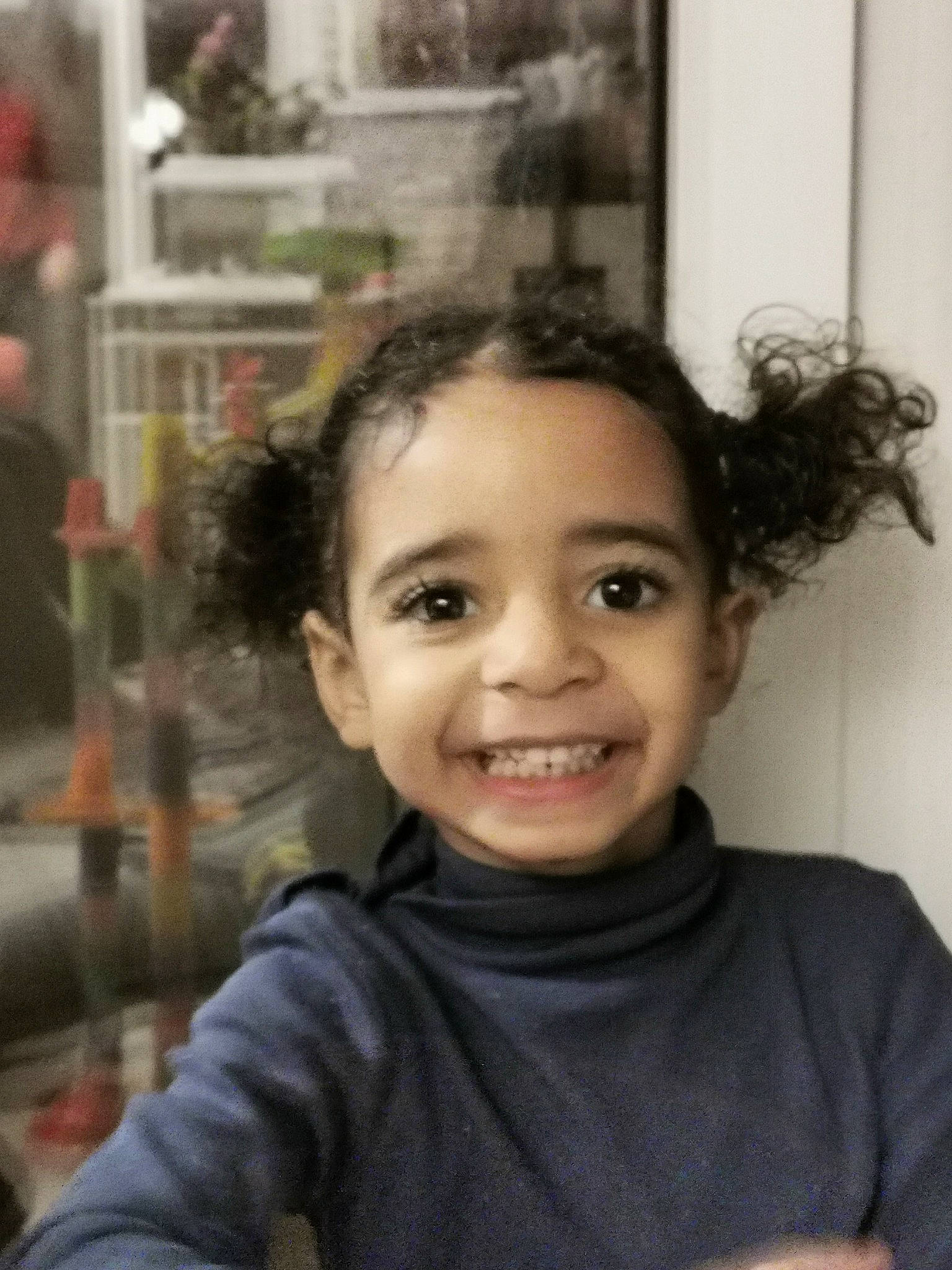 Alia a rejoint le concours — aidez-le/la à gagner de superbes lots ! black_hair, cheek, child, ear, eyebrow, eyelash, flash_photography, forehead, fun, hairstyle, happy, iris, joy, lip, nose, person, selfie, skin, sleeve, smile