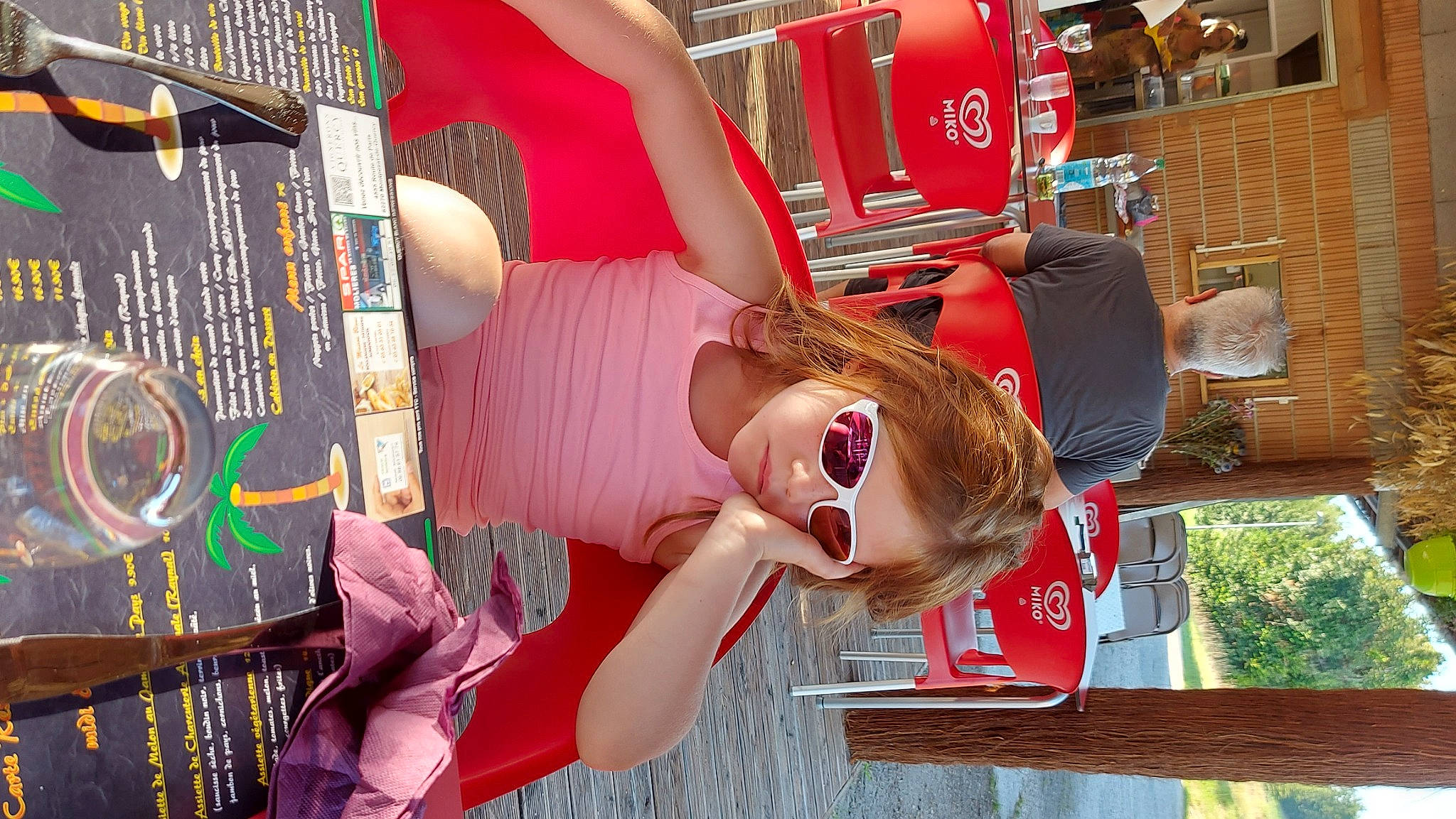 Maïwenn a rejoint le concours — aidez-le/la à gagner de superbes lots ! advertising, brown_hair, eyewear, flesh, fun, hair_coloring, happy, human_leg, leisure, orange, person, publication, retail, room, shelf, smile, street_fashion, sunglasses, thigh, wood