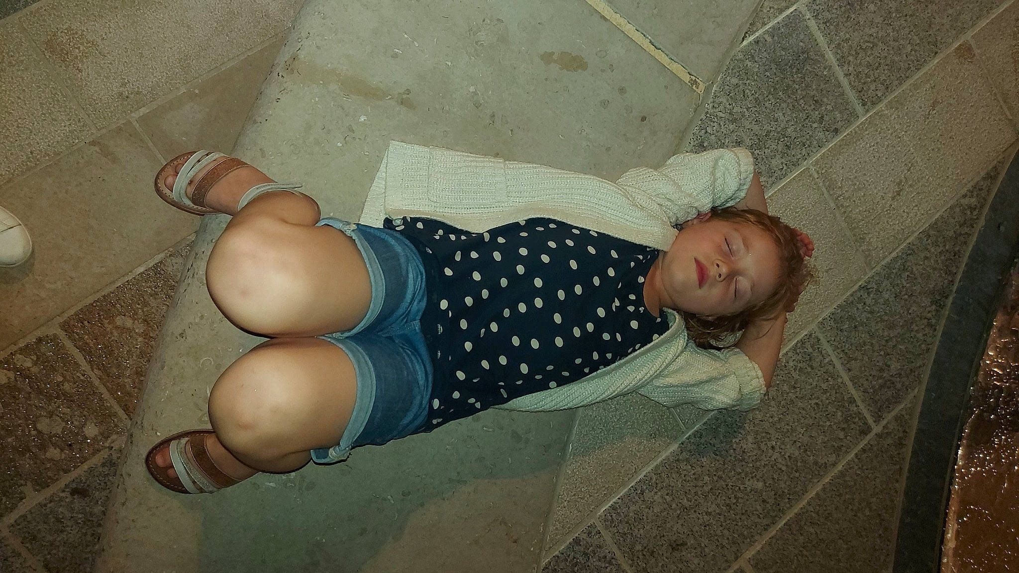 Maïwenn participe au concours pour gagner de l'argent avec cette photo : baby, baby_toddler_clothing, barefoot, child, comfort, elbow, flooring, foot, fun, human_body, human_leg, knee, leg, pattern, person, sandal, sitting, thigh, toddler, trunk