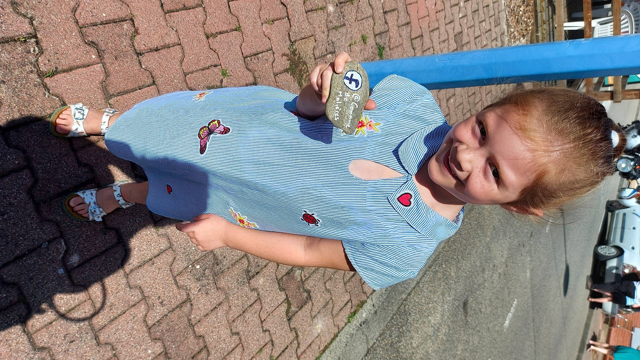 Maïwenn participe au concours pour gagner de l'argent avec cette photo : blue, child, electric_blue, foot, fun, grass, hand, happy, head, human_leg, joy, leg, leisure, mouth, person, recreation, sitting, smile, t_shirt, thigh