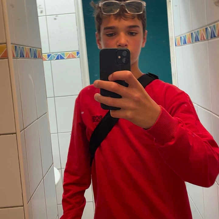 Eden participe au concours pour gagner de l'argent avec cette photo : accessories, bodypart, boy, clothing, electronics, elevator, face, glasses, head, indoors, longsleeve, male, mobilephone, pants, person, phone, photography, portrait, sleeve, teen