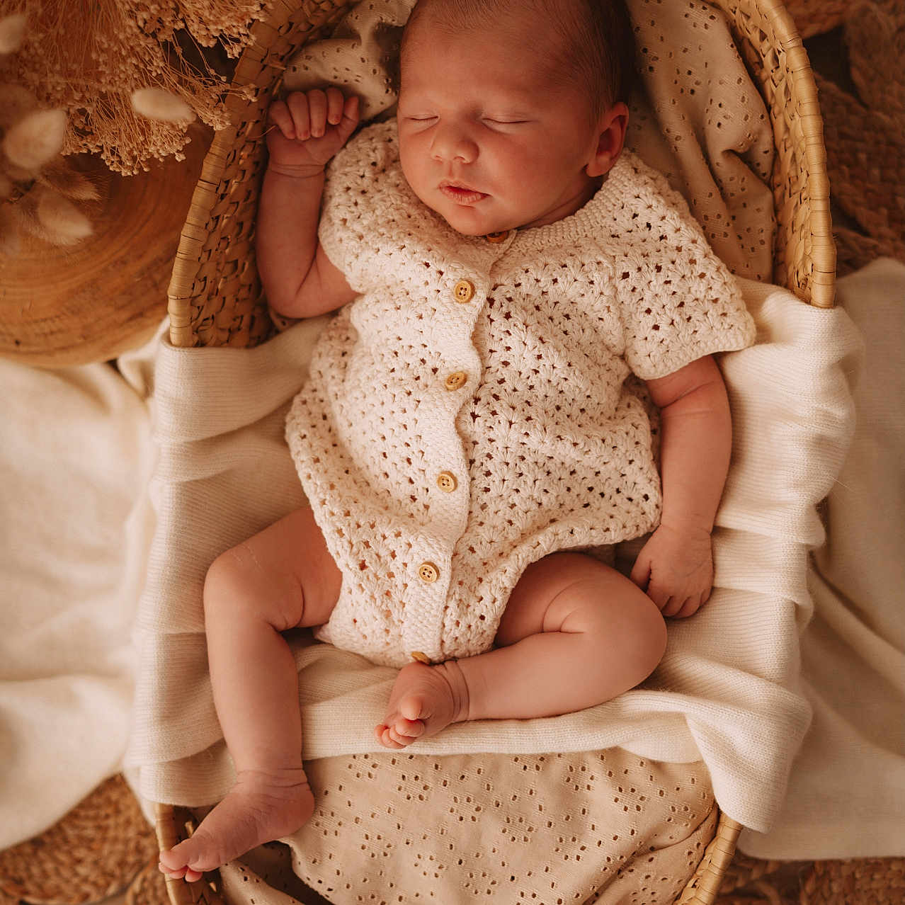 Lola participe au concours pour gagner de l'argent avec cette photo : baby, basket, closeup, cozy, cute, dried_flowers, fabric, indoor, infant, knitted_outfit, natural_textures, neutral_colors, newborn, peaceful, portrait, resting, sleeping, soft_lighting, warm, woven