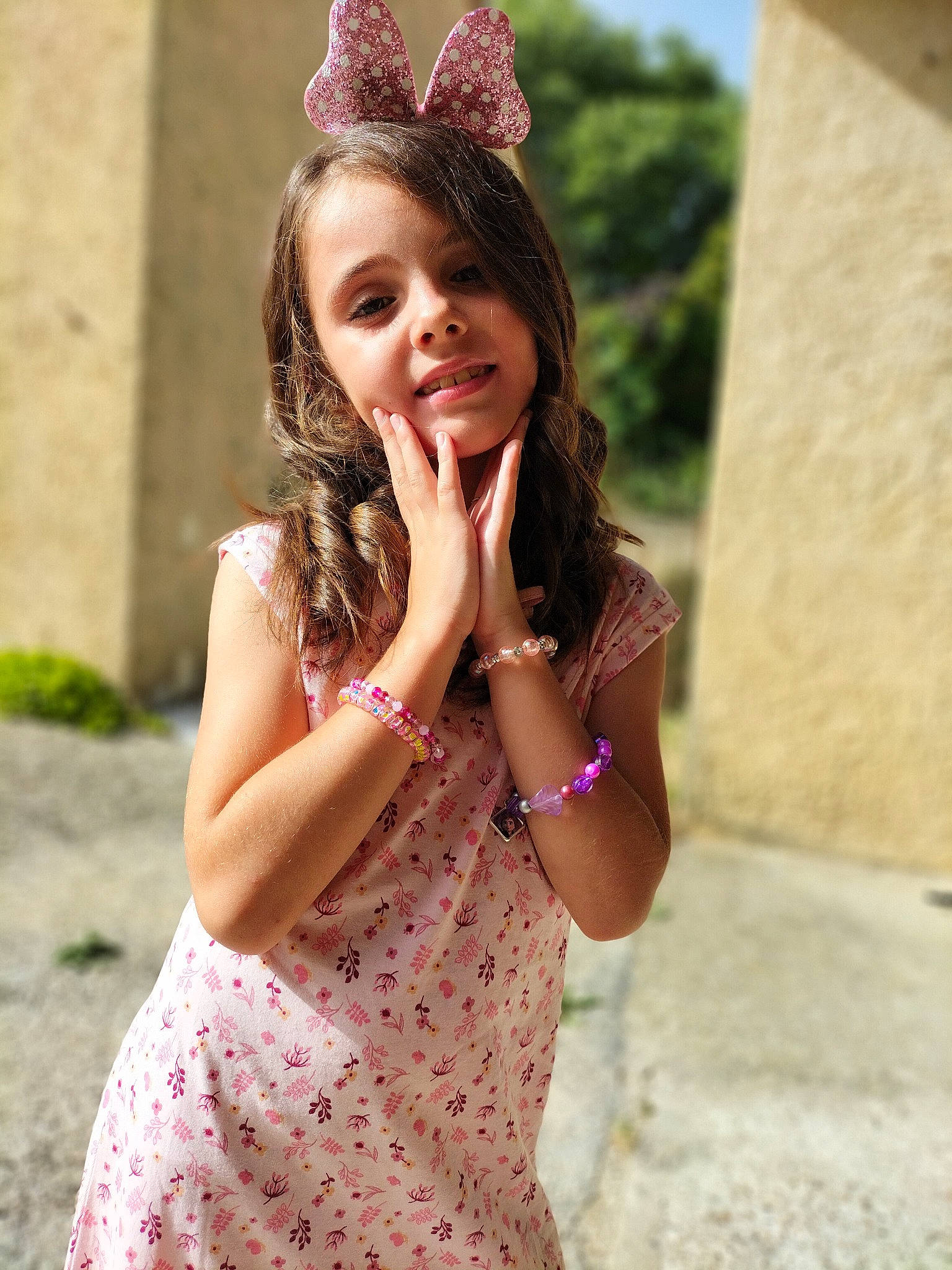 Maëlys a rejoint le concours — aidez-le/la à gagner de superbes lots ! black_hair, clothing, eye, eyewear, fashion_design, fawn, grass, happy, headpiece, jewellery, lip, magenta, neck, person, pink, skin, smile, summer, tiara, trunk