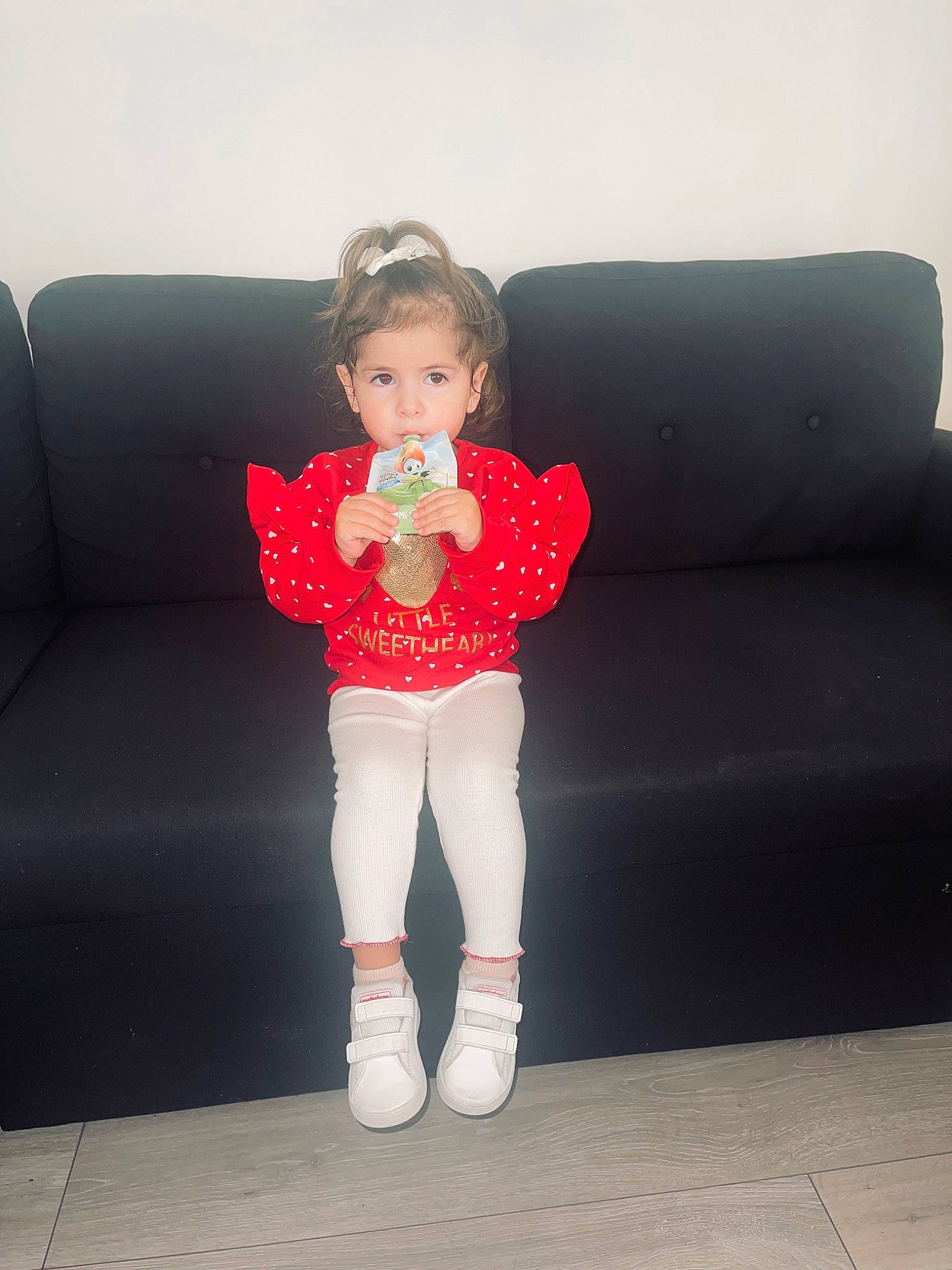 Lesly participe au concours pour gagner de l'argent avec cette photo : arm, baby_toddler_clothing, clothing, comfort, couch, eye, finger, happy, head, human_body, knee, leg, lip, mammal, neck, outerwear, person, sleeve, studio_couch, textile