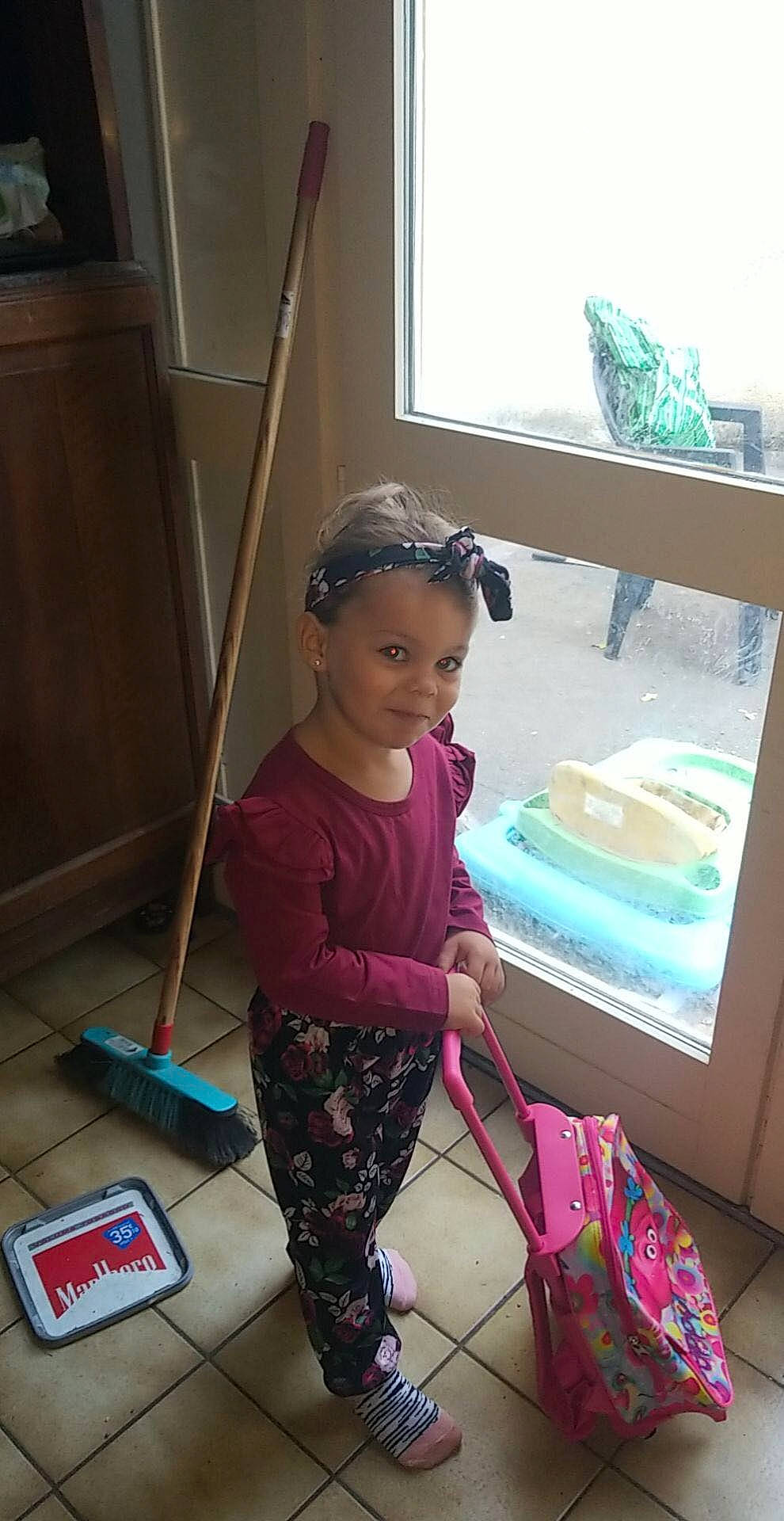 Camélia participe au concours pour gagner de l'argent avec cette photo : cake, child, eyewear, flooring, fun, human_leg, knee, leg, leisure, magenta, person, pink, room, sandal, sitting, sunglasses, t_shirt, thigh, toddler, vacation