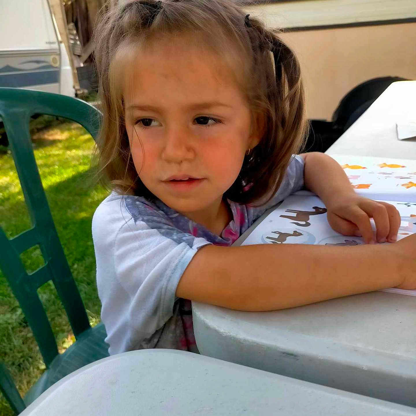 Mevy a rejoint le concours — aidez-le/la à gagner de superbes lots ! bodypart, child, face, female, finger, frown, furniture, girl, grass, hair, hand, head, outdoors, people, person, photography, plant, portrait, sad, sitting