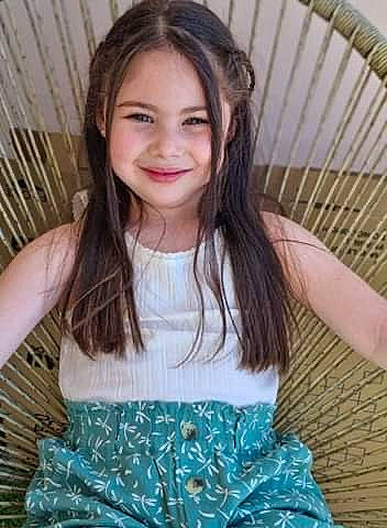 Syara participe au concours pour gagner de l'argent avec cette photo : clothing, dress, eye, eyebrow, eyelash, face, fashion, hair, happy, human_body, iris, joy, neck, organ, outerwear, person, product, skin, sleeve, smile