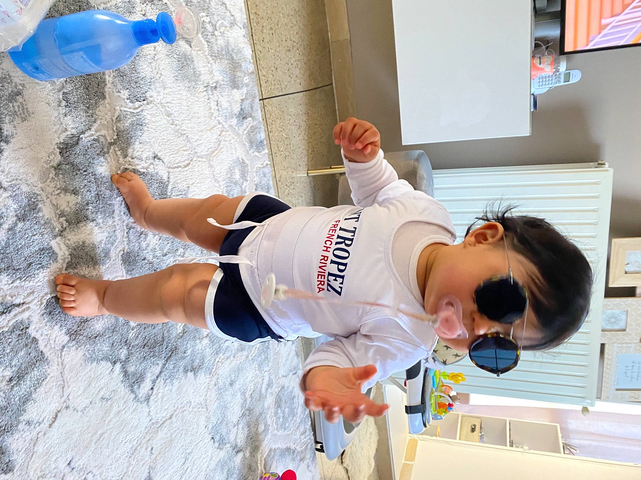 Mayra participe au concours pour gagner de l'argent avec cette photo : barefoot, child, competition, competition_event, elbow, eyewear, foot, fun, happy, human_leg, knee, leisure, person, recreation, shorts, sports_uniform, sportswear, sunglasses, t_shirt, thigh