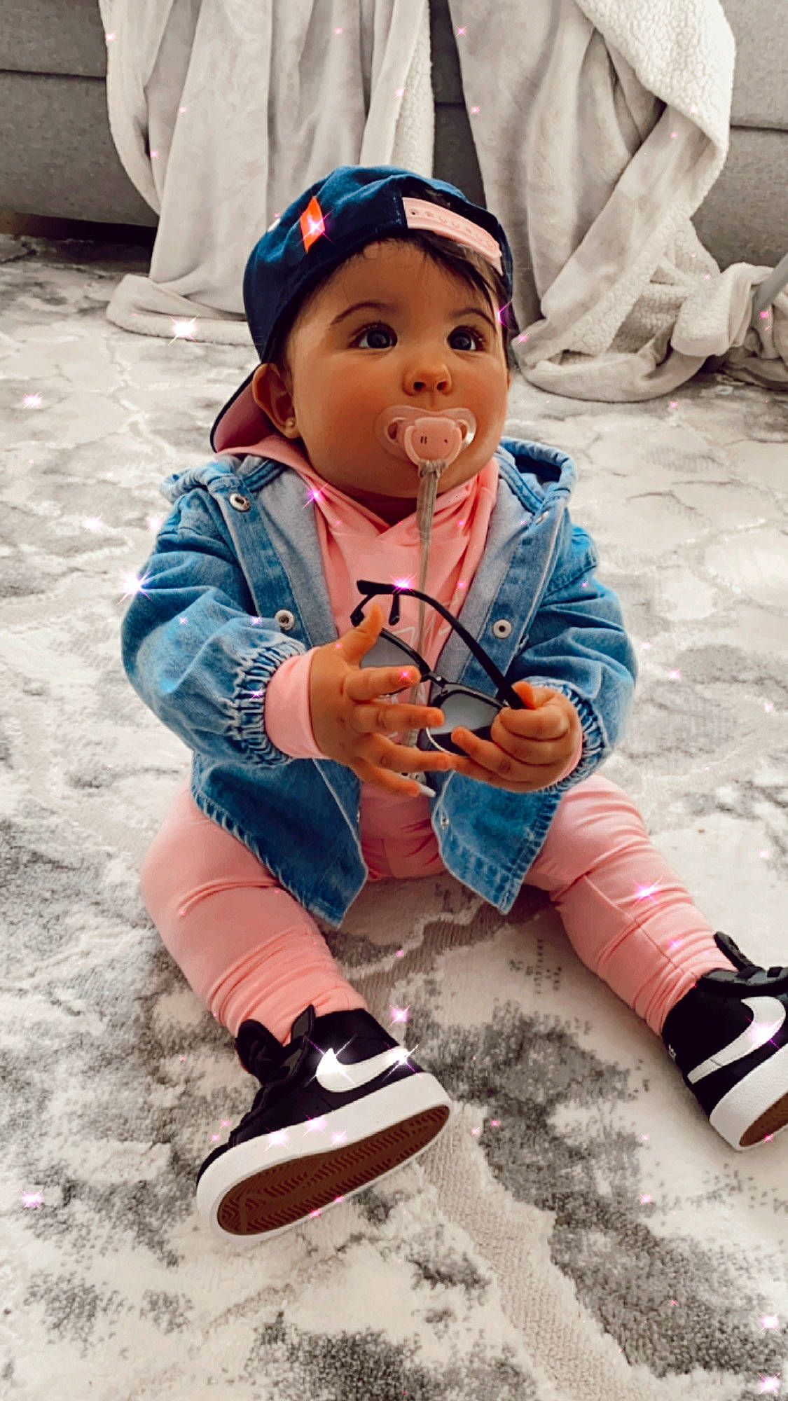 Mayra participe au concours pour gagner de l'argent avec cette photo : baby_toddler_clothing, cap, cool, freezing, fun, happy, head, headgear, headwear, jacket, leisure, people_in_nature, person, photograph, recreation, shoe, sleeve, smile, sneakers, snow