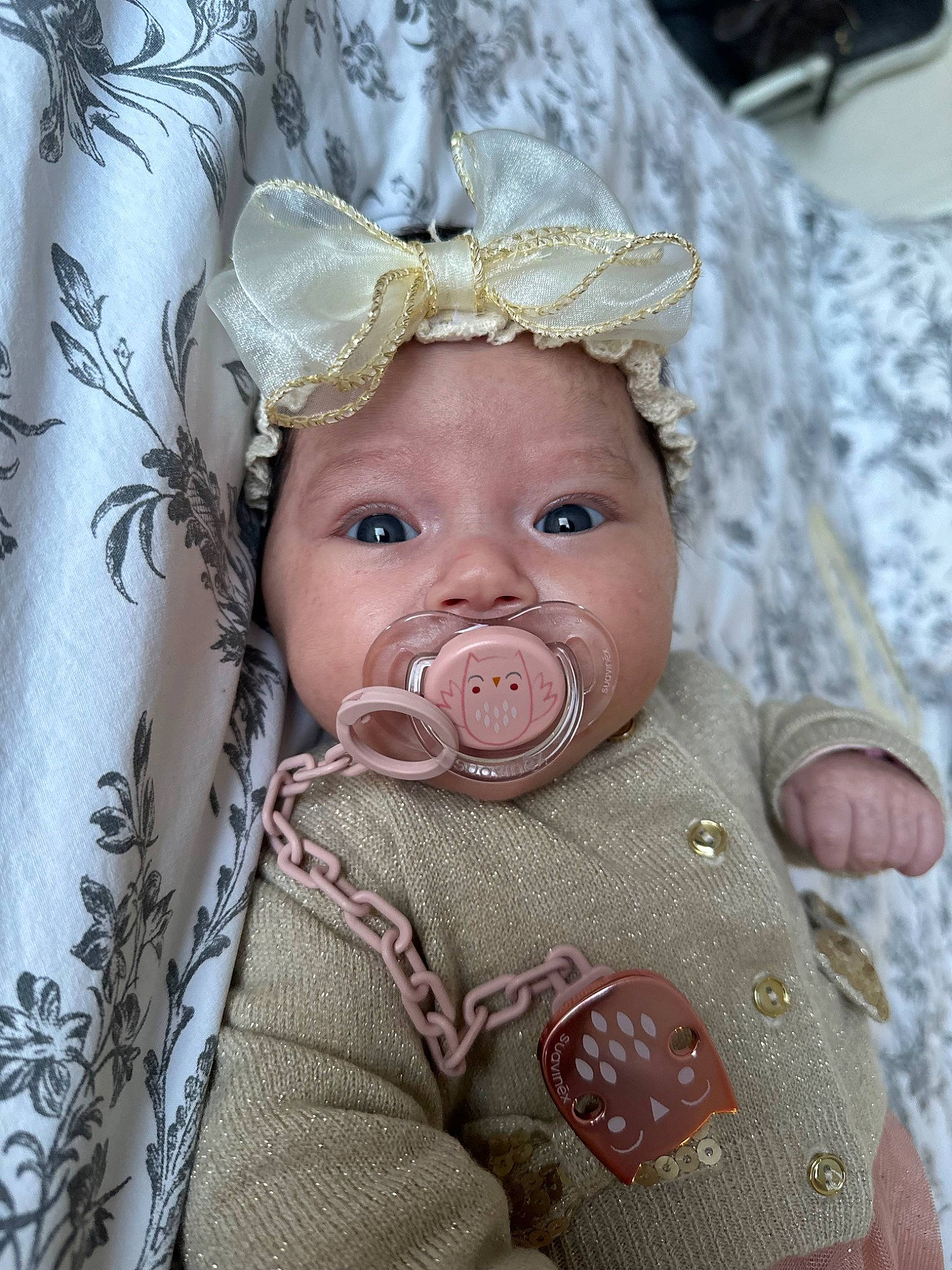 Summer a rejoint le concours — aidez-le/la à gagner de superbes lots ! baby, baby_products, baby_toddler_clothing, cheek, chin, event, eye, face, fashion_accessory, gesture, happy, head, headpiece, headwear, human_body, iris, jewellery, person, skin, sleeve