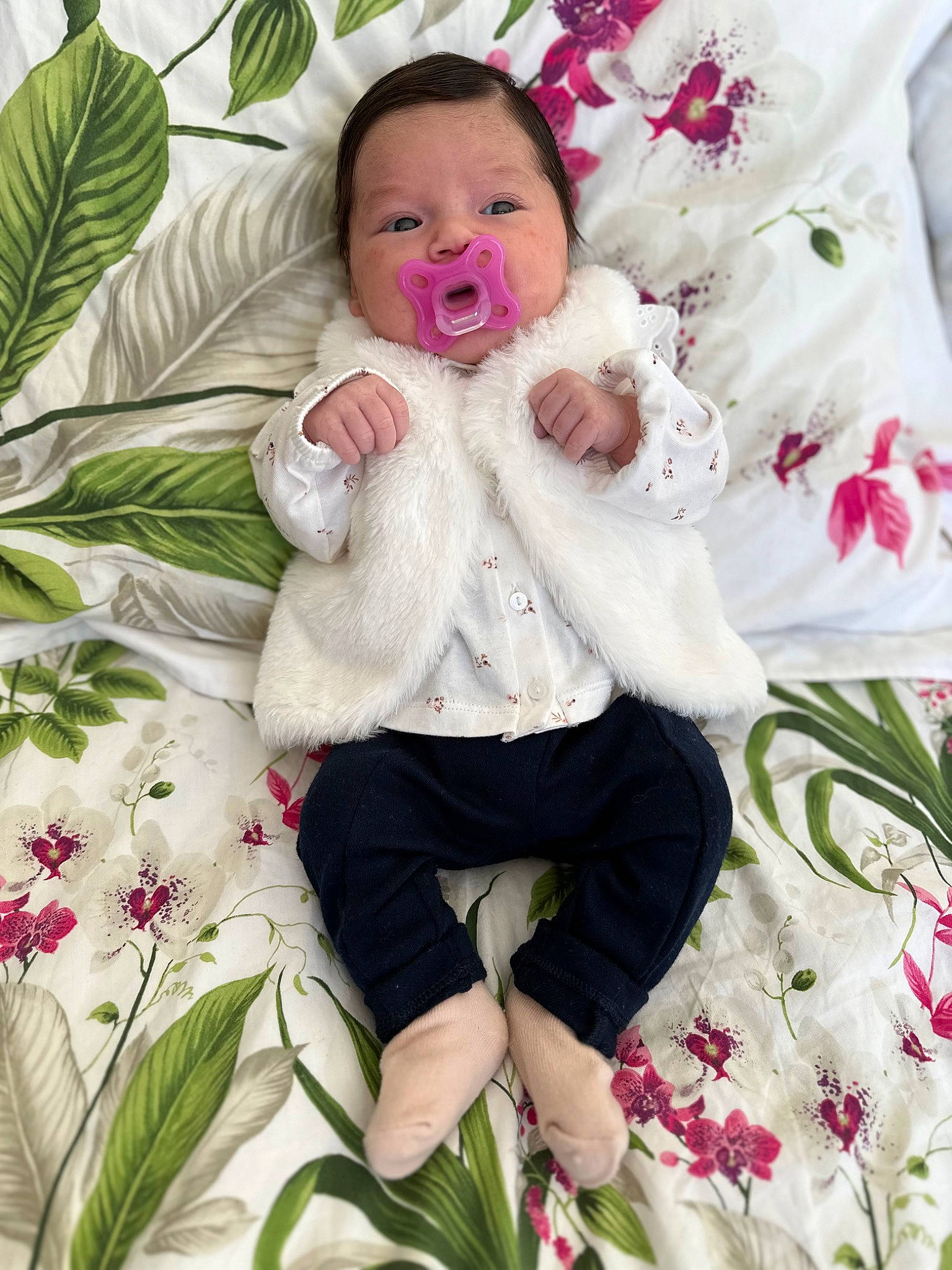 Summer participe au concours pour gagner de l'argent avec cette photo : arm, baby, baby_toddler_clothing, botany, face, grass, green, happy, head, lip, pattern, people_in_nature, person, petal, pink, plant, skin, sleeve, textile, toddler