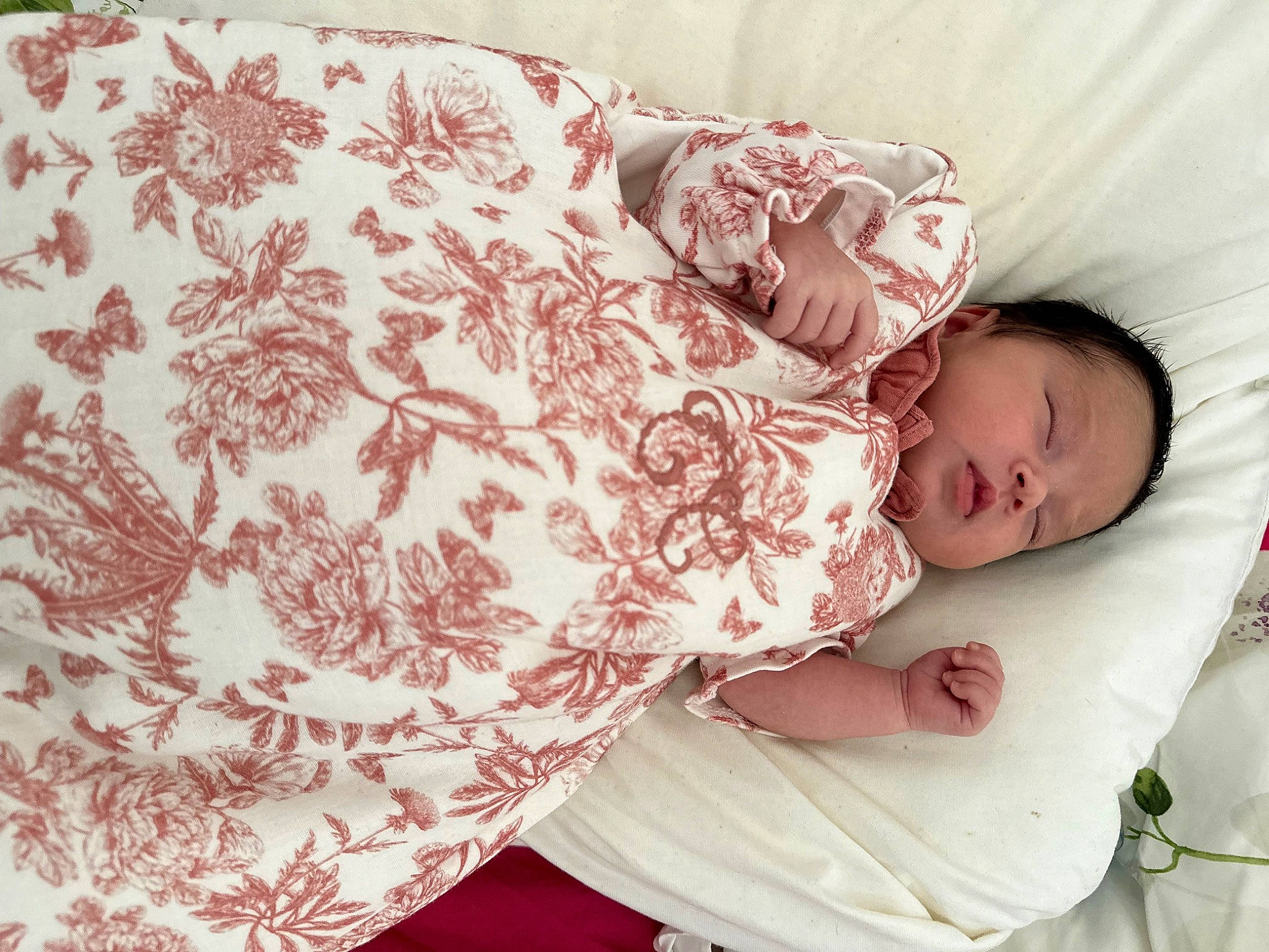 Summer participe au concours pour gagner de l'argent avec cette photo : arm, baby, baby_sleeping, baby_toddler_clothing, bed, bedding, comfort, couch, happy, human_body, linens, magenta, pattern, person, pink, rose, skin, sleeve, textile, toddler