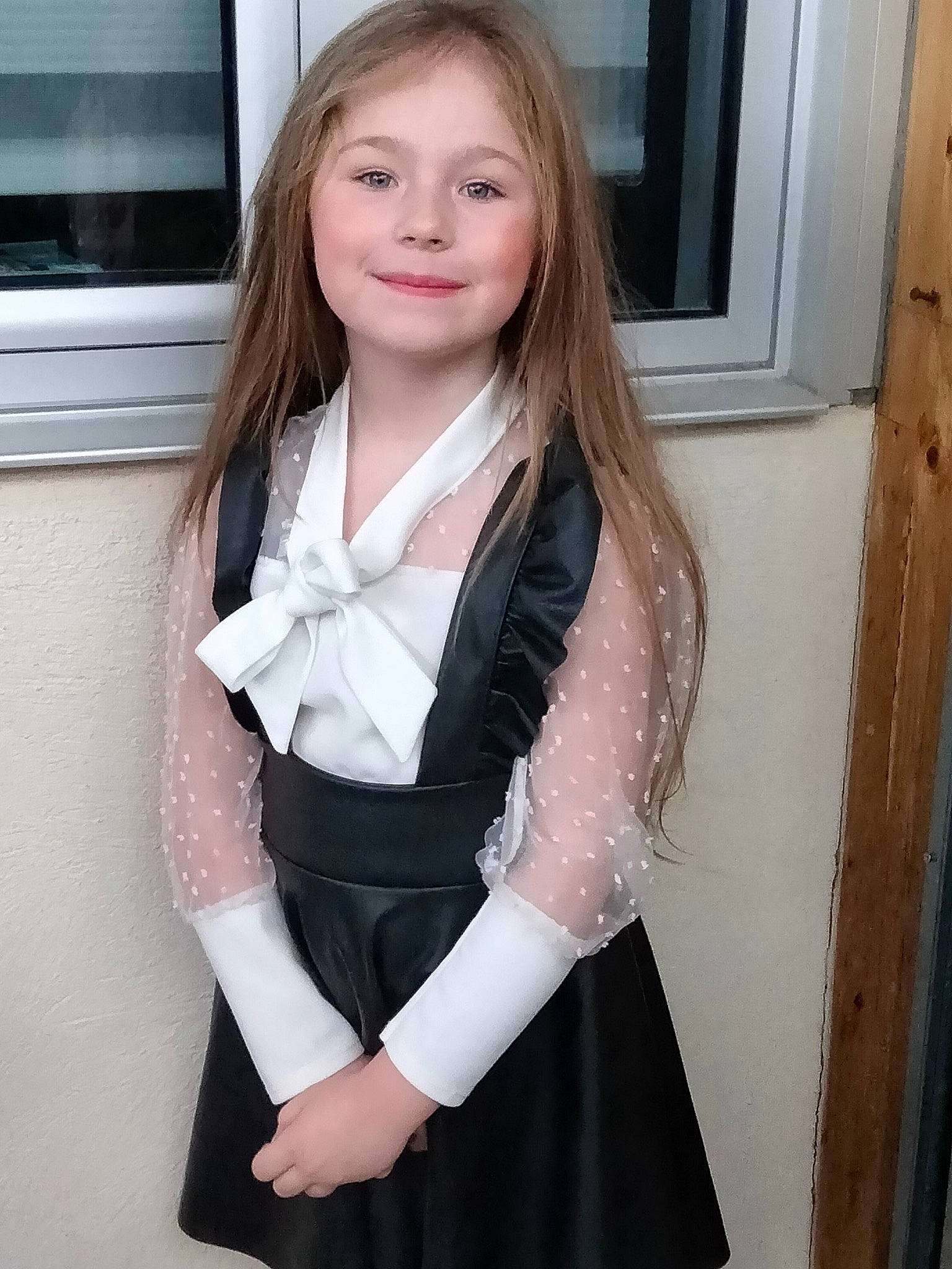 Julia a rejoint le concours — aidez-le/la à gagner de superbes lots ! arm, cool, eye, face, fashion_design, formal_wear, hair, hairstyle, human_body, joint, joy, layered_hair, long_hair, neck, person, shoulder, sleeve, smile, television, thigh