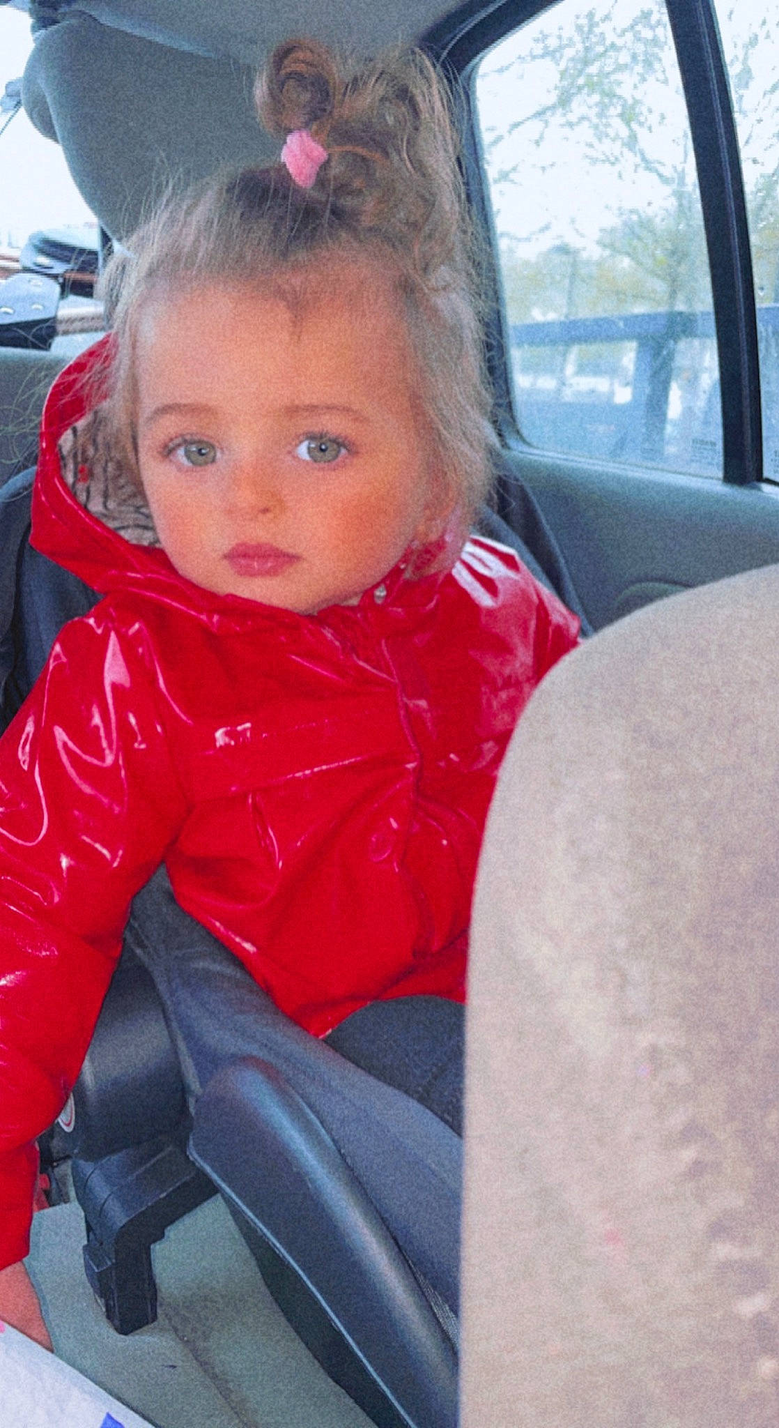 Sofia participe au concours pour gagner de l'argent avec cette photo : baby_toddler_clothing, blond, cheek, child, comfort, cool, eye, fun, hair, hairstyle, happy, head, lip, long_hair, person, sitting, skin, toddler, tree, vehicle_door