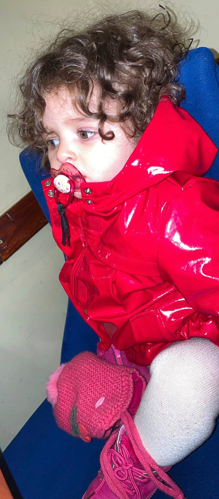 Sofia a rejoint le concours — aidez-le/la à gagner de superbes lots ! baby_toddler_clothing, black, cheek, chin, eye, face, hair, happy, head, human_body, iris, lip, mouth, nose, organ, person, pink, red, skin, sleeve