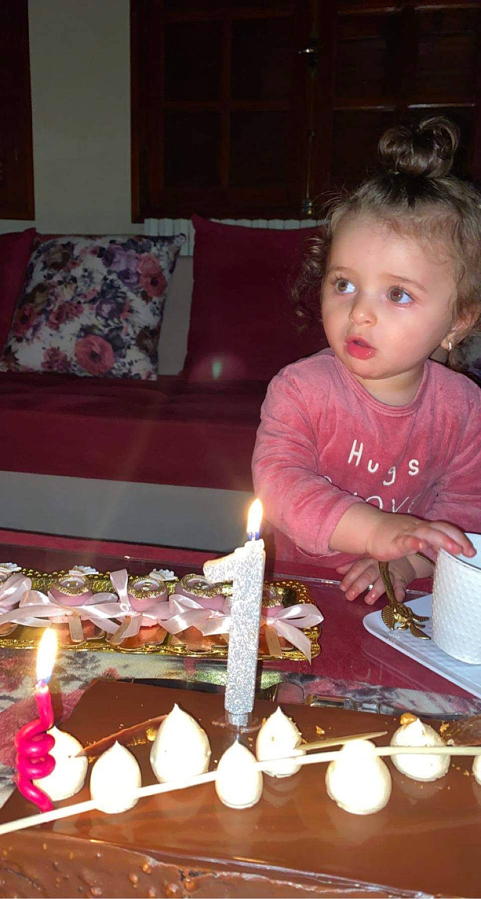 Sofia participe au concours pour gagner de l'argent avec cette photo : baked_goods, birthday, birthday_cake, birthday_candle, cake, cake_decorating, candle, candle_holder, couch, cuisine, dessert, dish, event, food, person, plate, sweetness, table, tableware, toddler