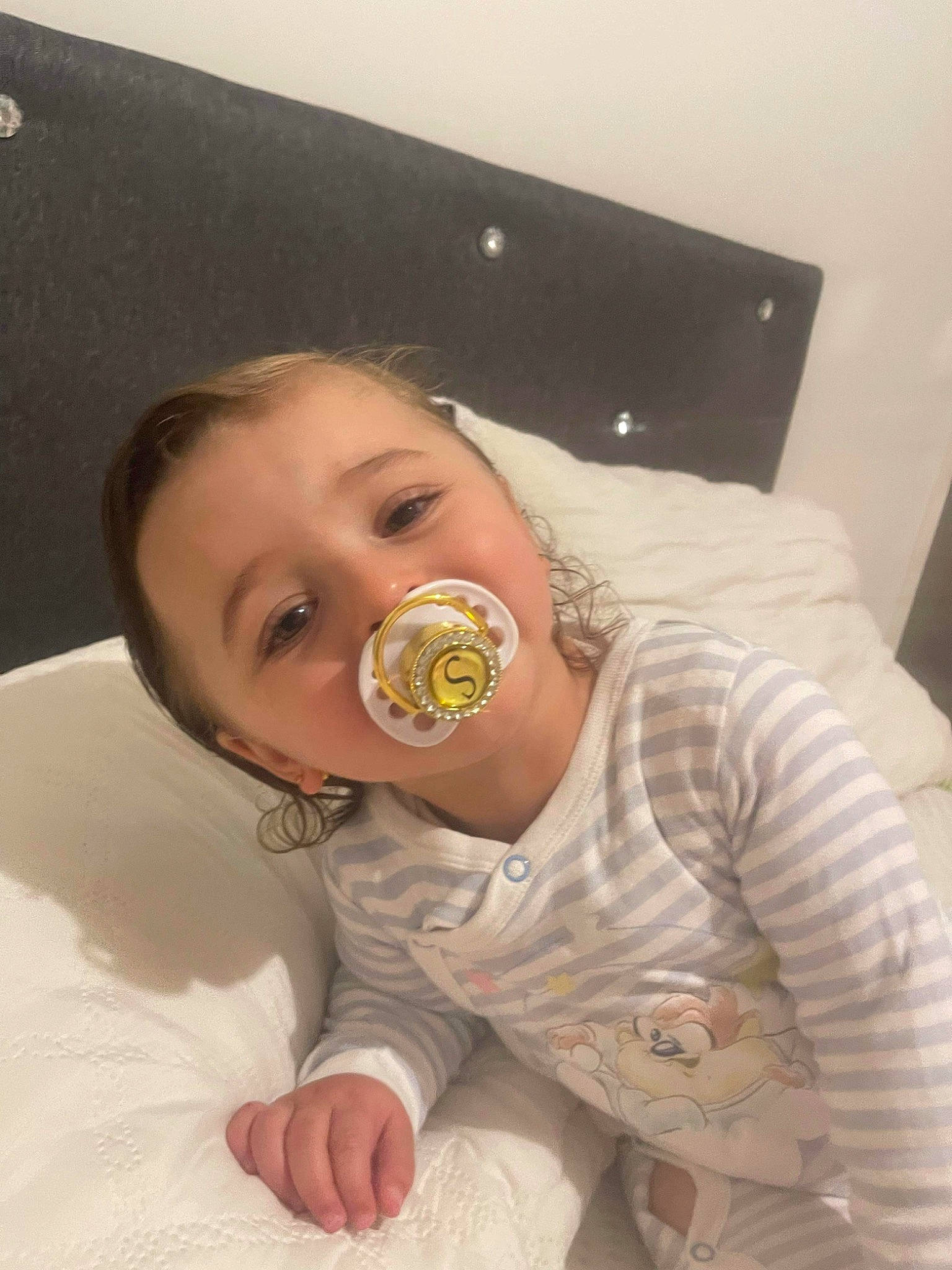 Sofia participe au concours pour gagner de l'argent avec cette photo : baby, baby_products, baby_safety, baby_sleeping, baby_toddler_clothing, cheek, child, comfort, ear, eye, face, fun, head, iris, linens, nose, person, room, sitting, skin