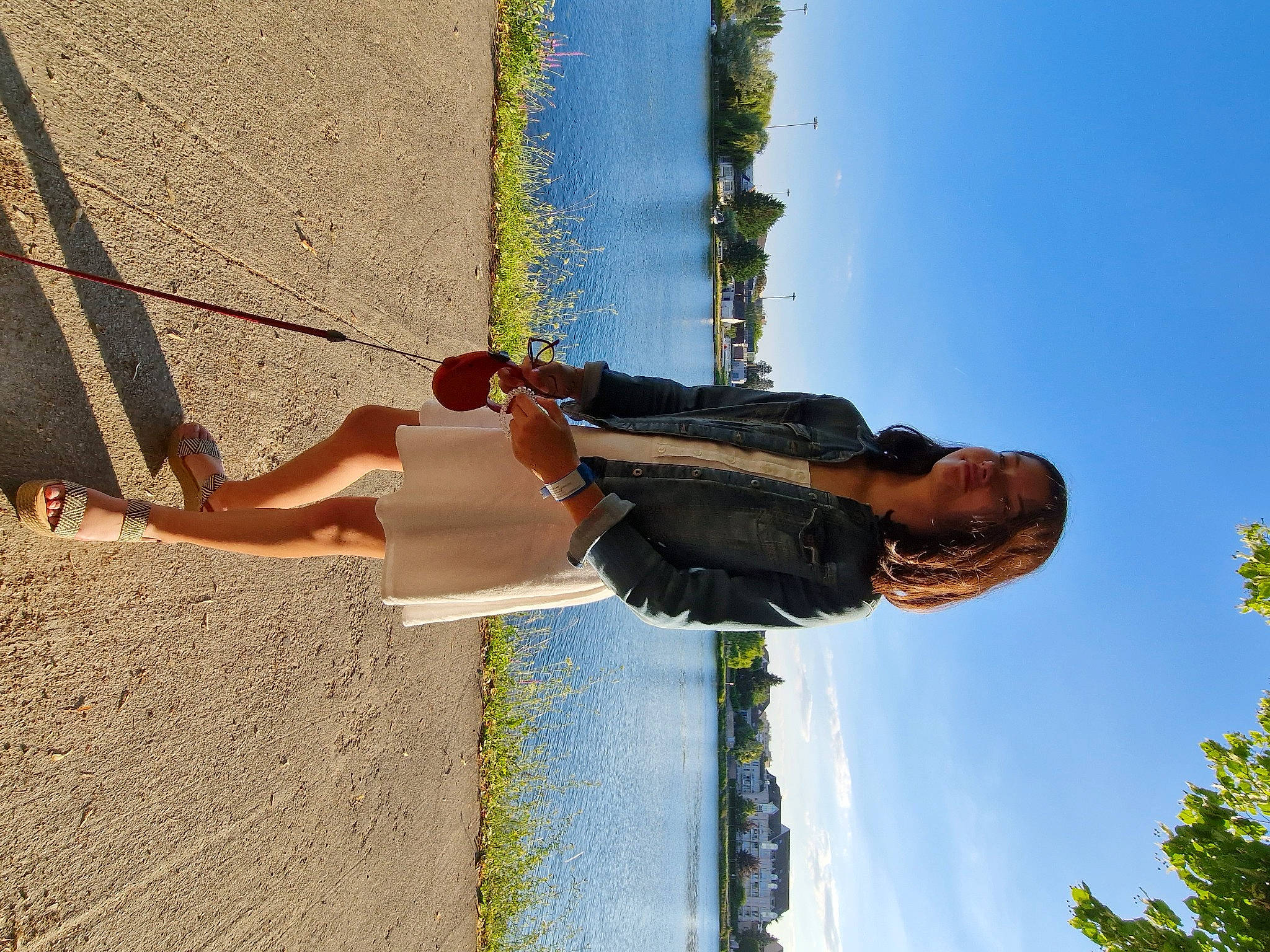 Anaïs a rejoint le concours — aidez-le/la à gagner de superbes lots ! arm, concrete, elbow, foot, fun, human_leg, leisure, people_in_nature, person, shadow, sky, thigh, toe, train, travel, tree, water, wrist