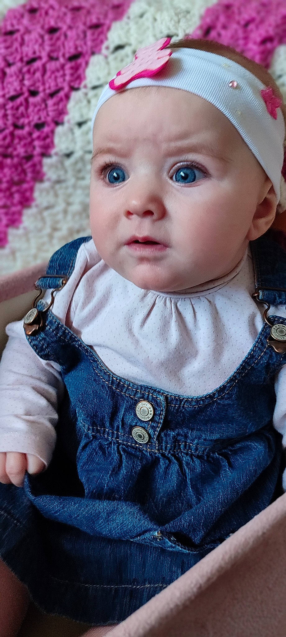 Amélia participe au concours pour gagner de l'argent avec cette photo : baby, baby_toddler_clothing, cheek, child, doll, dress, embellishment, eye, eyelash, hairstyle, head, headwear, iris, lip, pattern, person, pink, skin, sleeve, textile