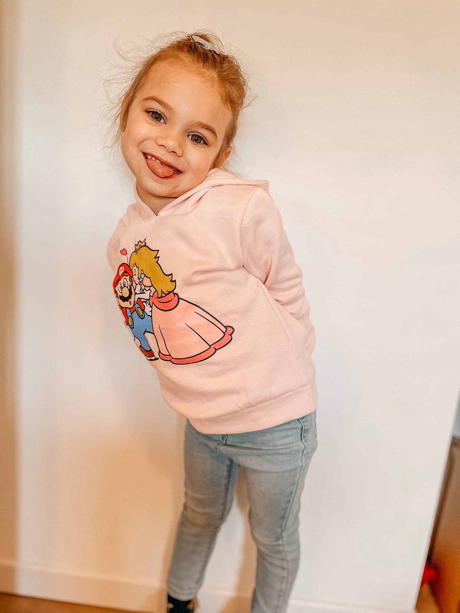 Lilou participe au concours pour gagner de l'argent avec cette photo : baby_toddler_clothing, blond, denim, fashion_design, flooring, fun, happy, human_leg, jeans, joint, joy, knee, neck, person, sleeve, smile, sportswear, street_fashion, t_shirt, toddler