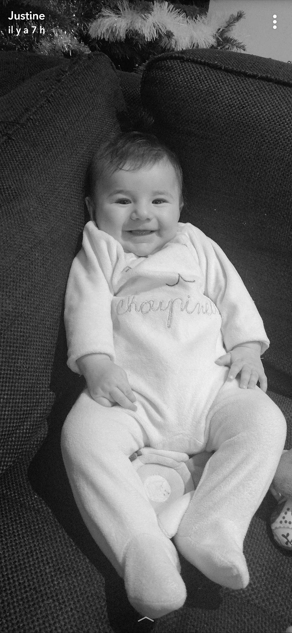 Emmy a rejoint le concours — aidez-le/la à gagner de superbes lots ! beauty, black, black_and_white, child, day, emotion, eye, facial_expression, infant, joy, monochrome_photography, person, photograph, photography, sitting, skin, smile, snapshot, standing, toddler