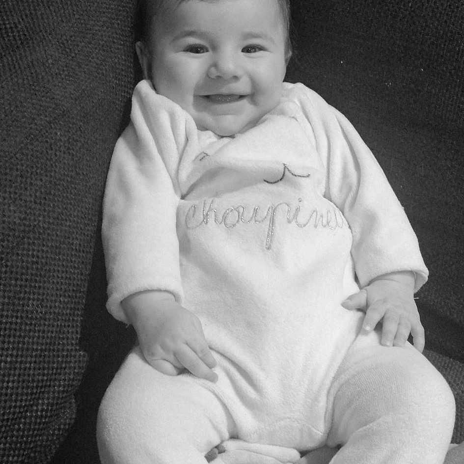 Emmy a rejoint le concours — aidez-le/la à gagner de superbes lots ! beauty, black, black_and_white, child, day, emotion, eye, facial_expression, infant, joy, monochrome_photography, person, photograph, photography, sitting, skin, smile, snapshot, standing, toddler