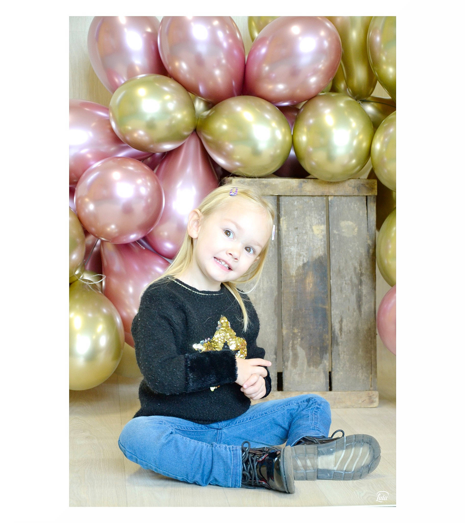 éloïse a rejoint le concours — aidez-le/la à gagner de superbes lots ! baby_toddler_clothing, ball, balloon, blond, child_model, denim, jeans, joy, outdoor_shoe, party_supply, person, portrait_photography, shoe, sitting, sneakers, sphere, walking_shoe