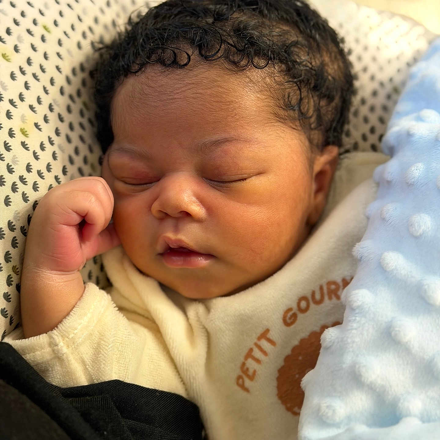 Noah a rejoint le concours — aidez-le/la à gagner de superbes lots ! baby, sleeping, curly_hair, blanket, soft_texture, closeup, infant, peaceful, cute, cozy, clothing, portrait, child, face, hand, resting, indoors, newborn, toddler, warm