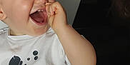 Lysio participe au concours pour gagner de l'argent avec cette photo : baby, child, smile, laugh, happy, adult, face, hand, white_shirt, patterned_pants, indoor, person, cute, joyful, closeup, interaction, family, love, parent, expression