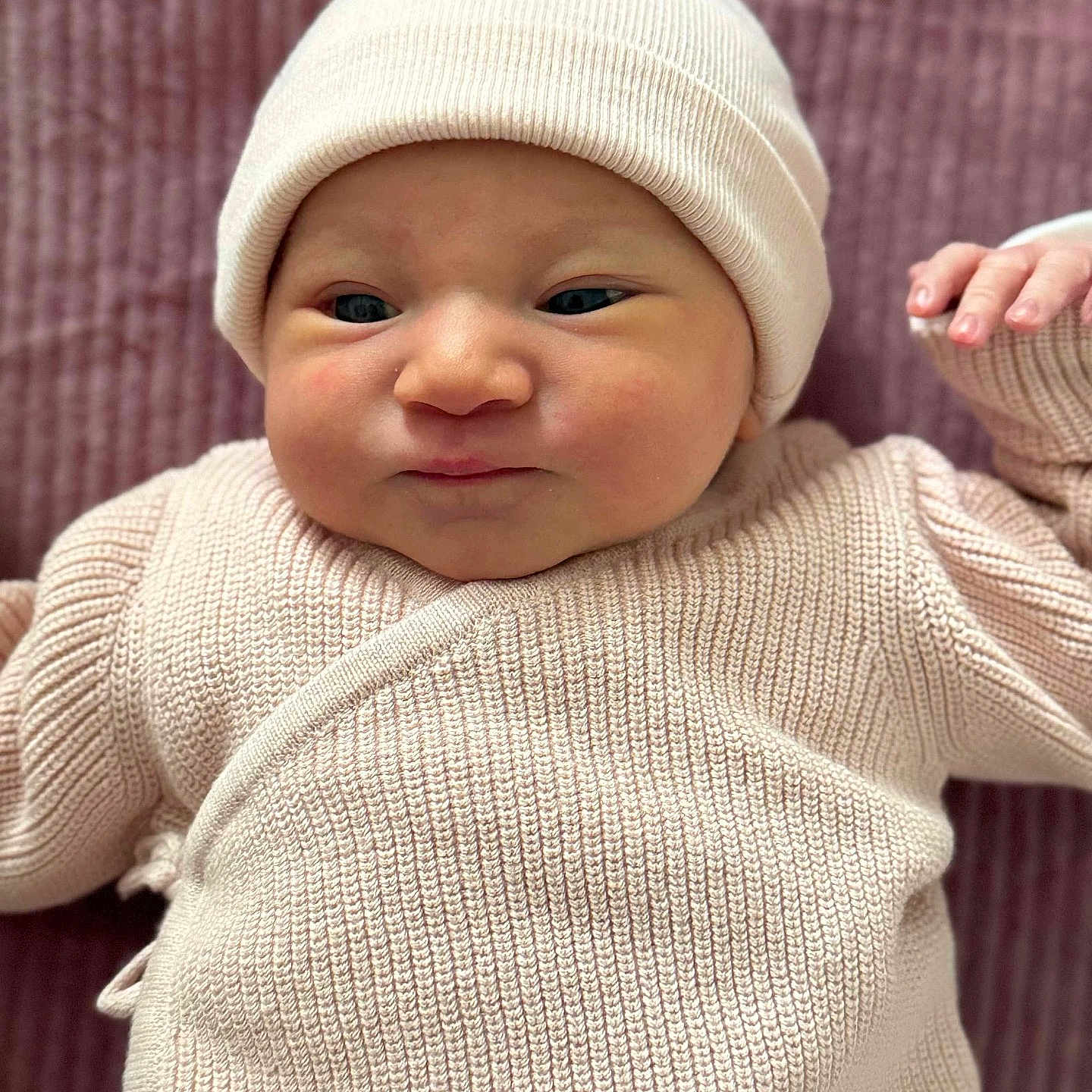 Albane a rejoint le concours — aidez-le/la à gagner de superbes lots ! baby, beanie, bonnet, cap, clothing, face, happy, hat, head, hood, hoodie, knitwear, newborn, person, photography, portrait, smile, sweater, sweatshirt