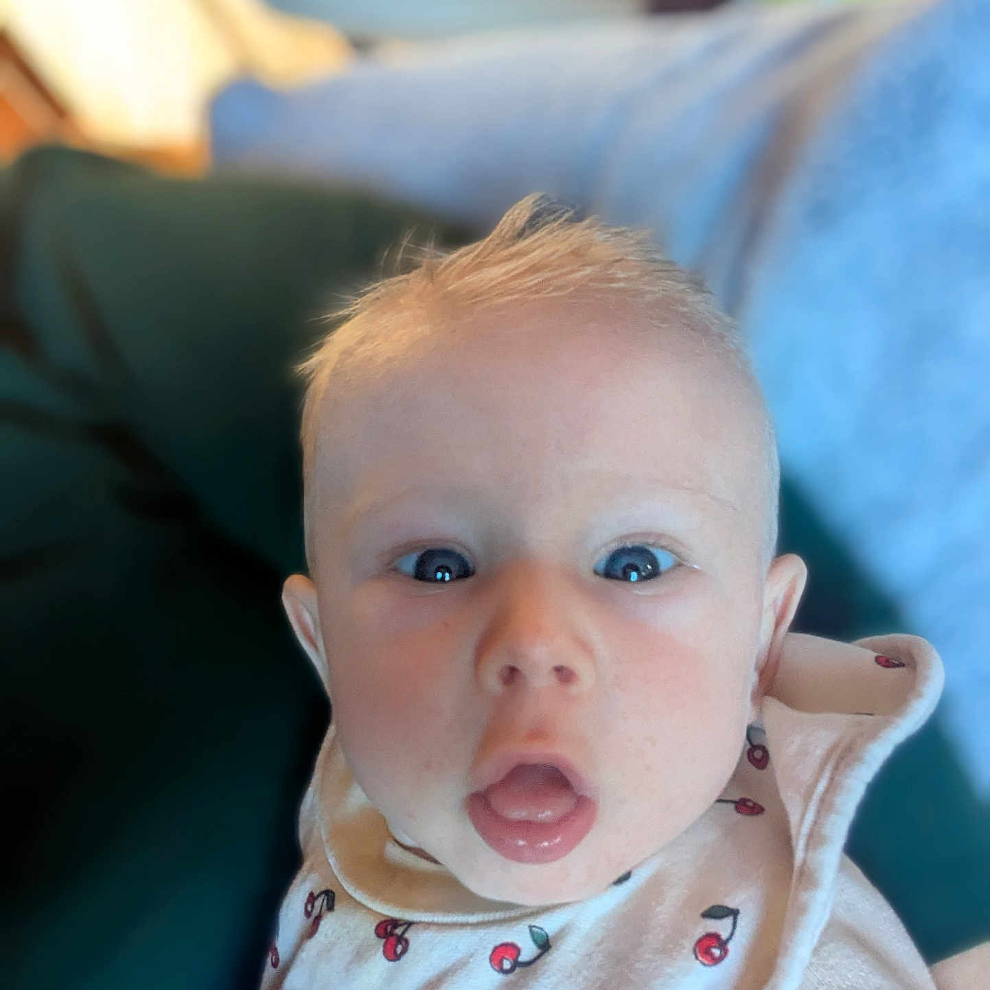Solann a rejoint le concours — aidez-le/la à gagner de superbes lots ! baby, bib, bodypart, couch, cushion, ear, face, finger, frown, furniture, hand, head, homedecor, mouth, newborn, person, photography, portrait, sad, tongue