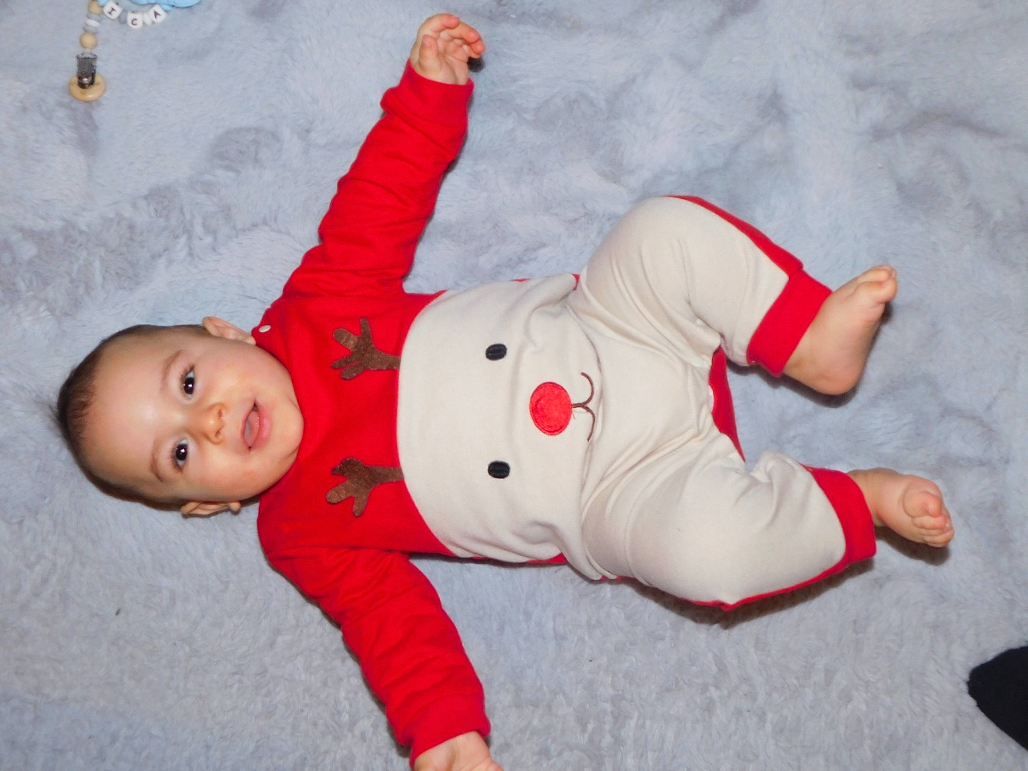 Micael participe au concours pour gagner de l'argent avec cette photo : baby_toddler_clothing, carmine, child, elbow, finger, flooring, foot, fun, happy, human_body, kneeling, leg, pattern, person, plant, sleeve, smile, thigh, toddler