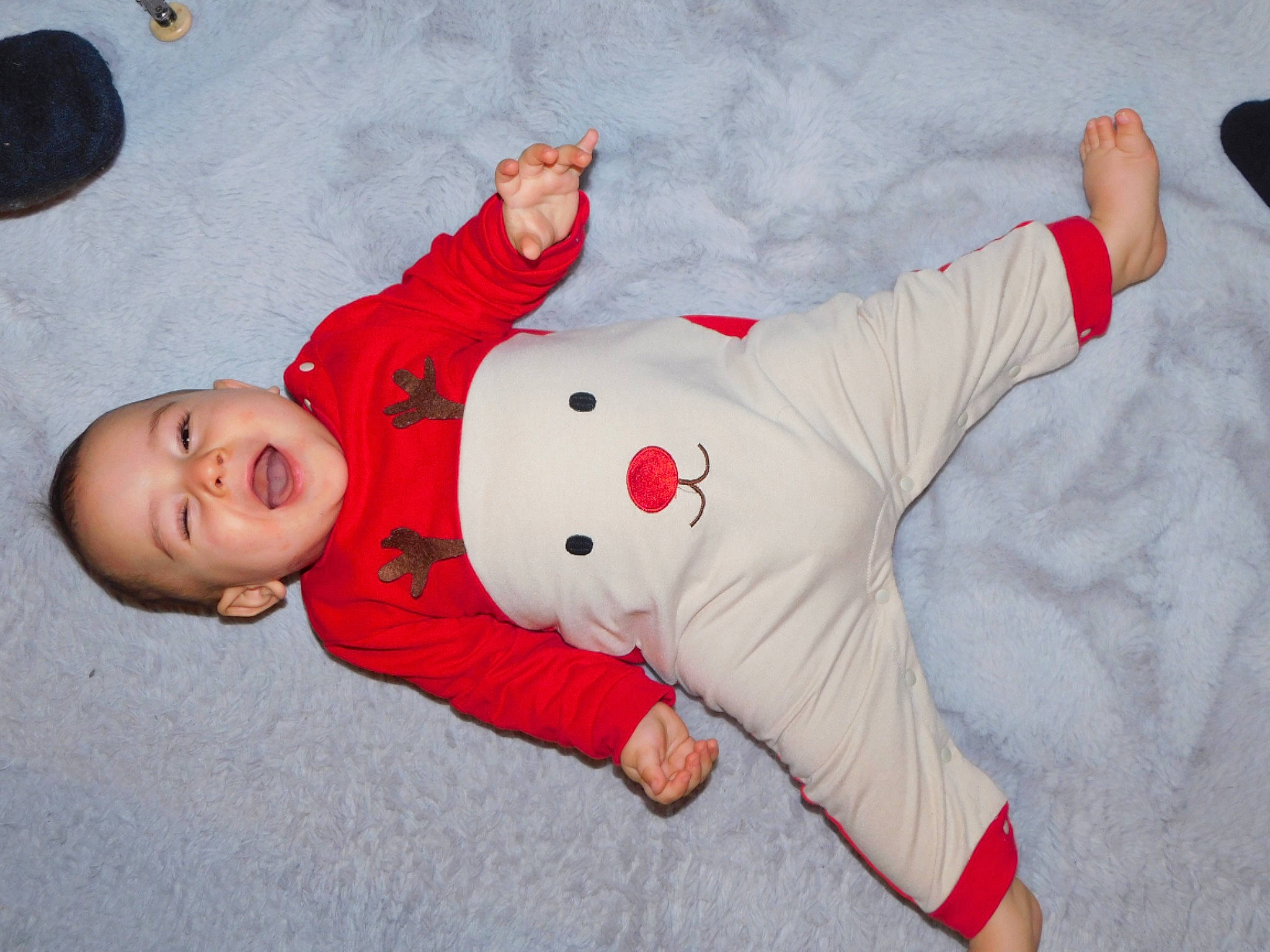 Micael participe au concours pour gagner de l'argent avec cette photo : baby_toddler_clothing, carmine, child, comfort, fun, happy, hat, person, sleeve, smile, snowman, toddler, winter