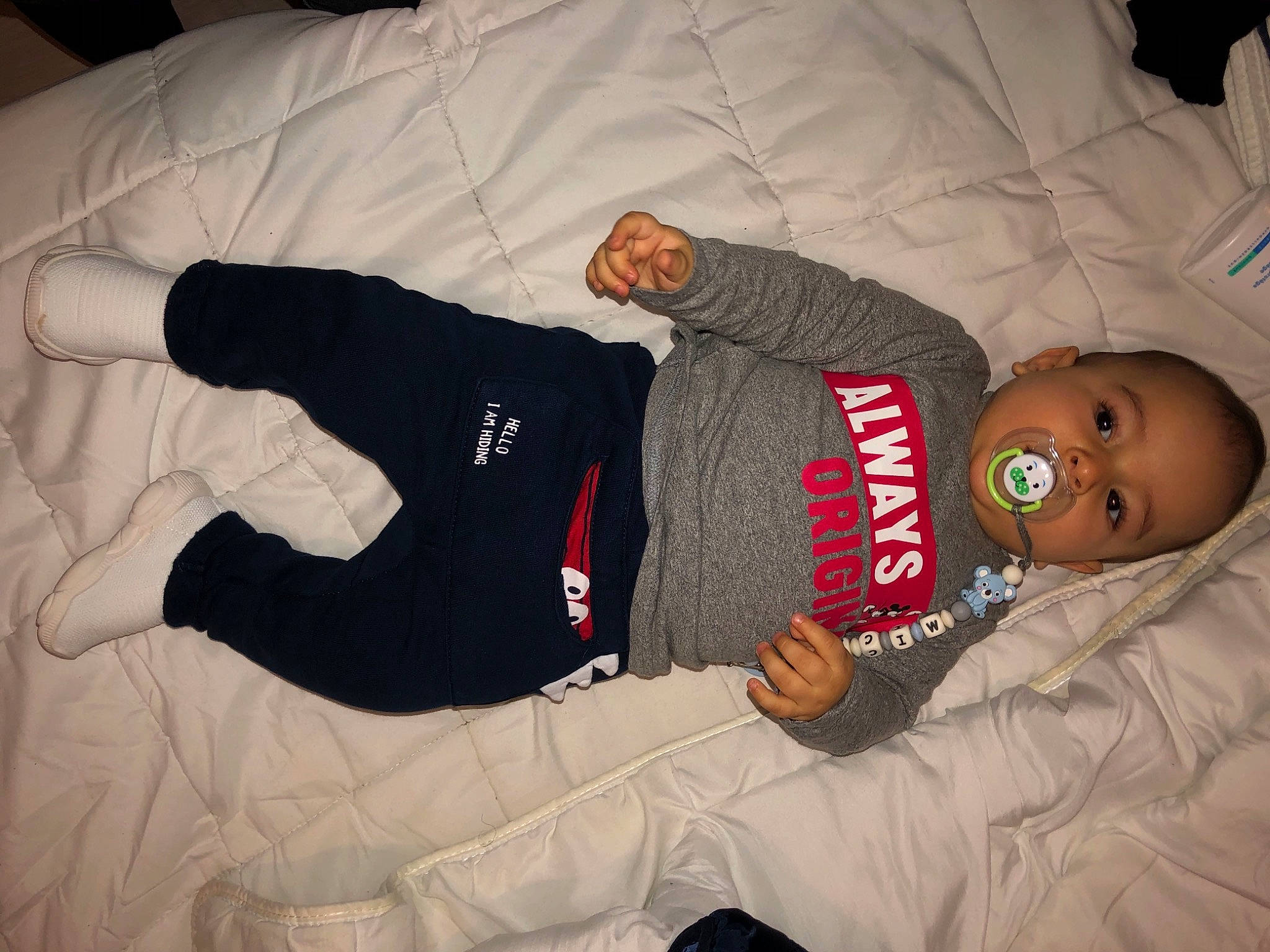 Micael a rejoint le concours — aidez-le/la à gagner de superbes lots ! baby, baby_sleeping, baby_toddler_clothing, bed, bedding, bedtime, carmine, comfort, elbow, hat, lap, linens, nap, person, room, sleep, sleeve, t_shirt, thigh, wrist