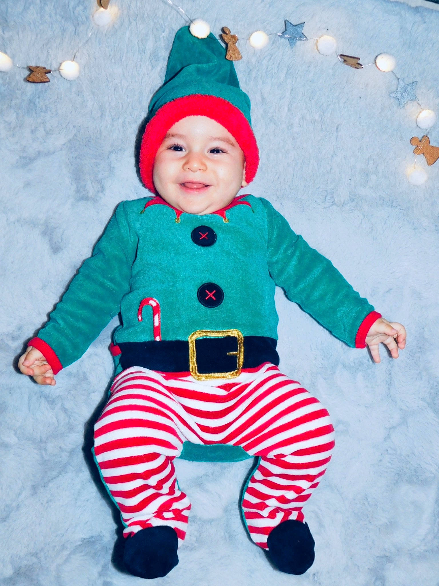 Micael participe au concours pour gagner de l'argent avec cette photo : baby_toddler_clothing, cap, cool, costume_hat, face, happy, head, headgear, headwear, human_body, joy, outerwear, people_in_nature, person, pink, red, santa_claus, sleeve, smile, snow