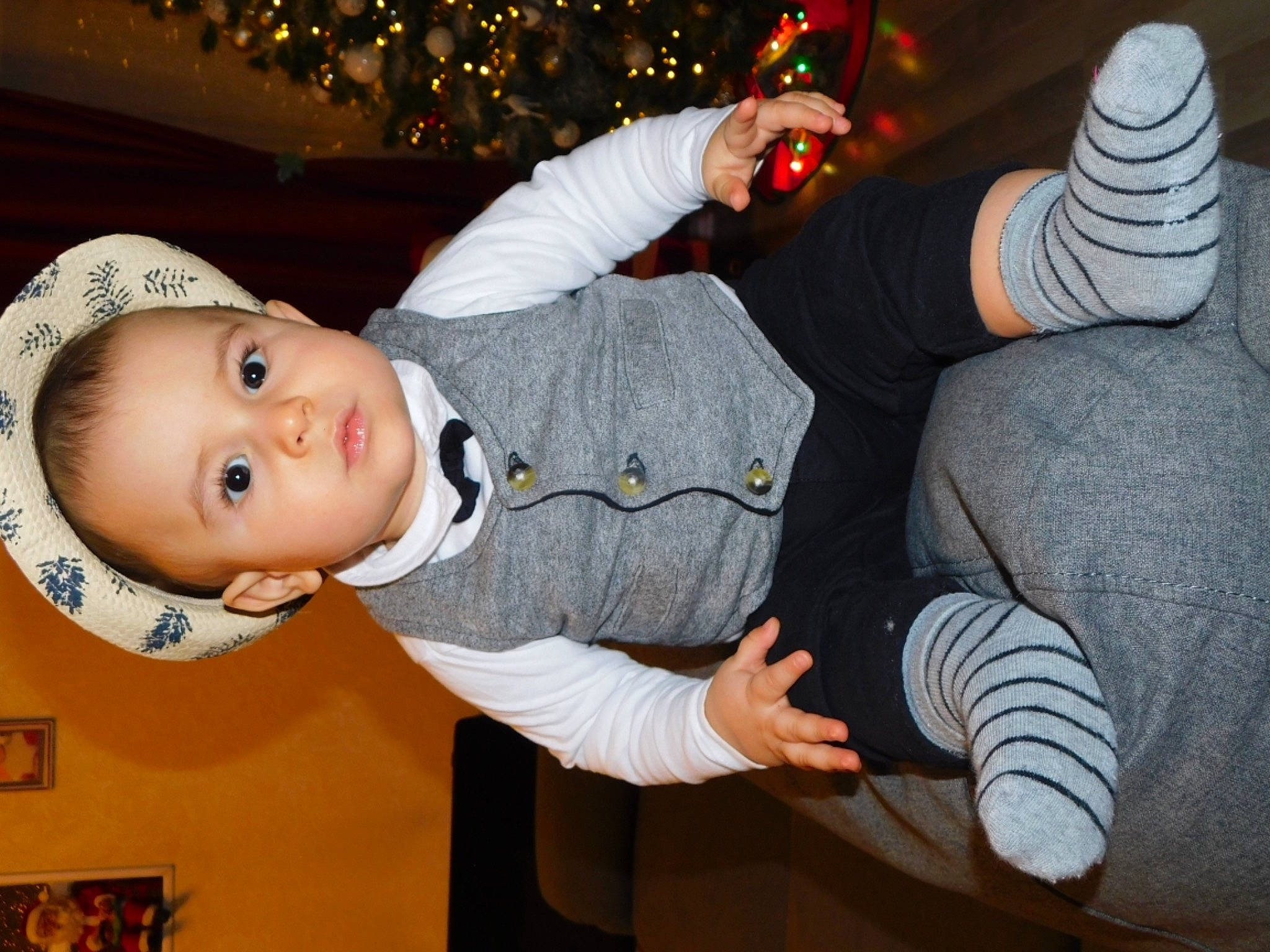 Micael a rejoint le concours — aidez-le/la à gagner de superbes lots ! arm, blue, clothing, event, eye, face, finger, fun, green, head, human, leg, lighting, people, person, product, room, shoe, sitting, vertebrate