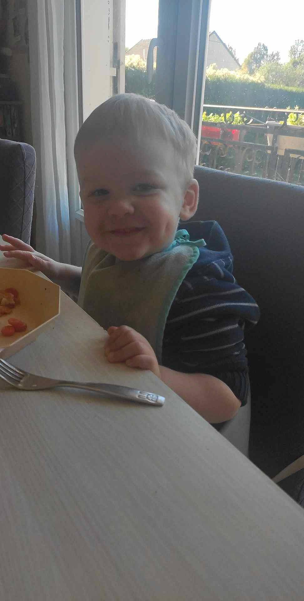 Marcus a rejoint le concours — aidez-le/la à gagner de superbes lots ! baby, baby_toddler_clothing, chair, child, comfort_food, curtain, finger, flooring, food, fun, joy, person, plate, platter, room, sitting, smile, t_shirt, table, tableware