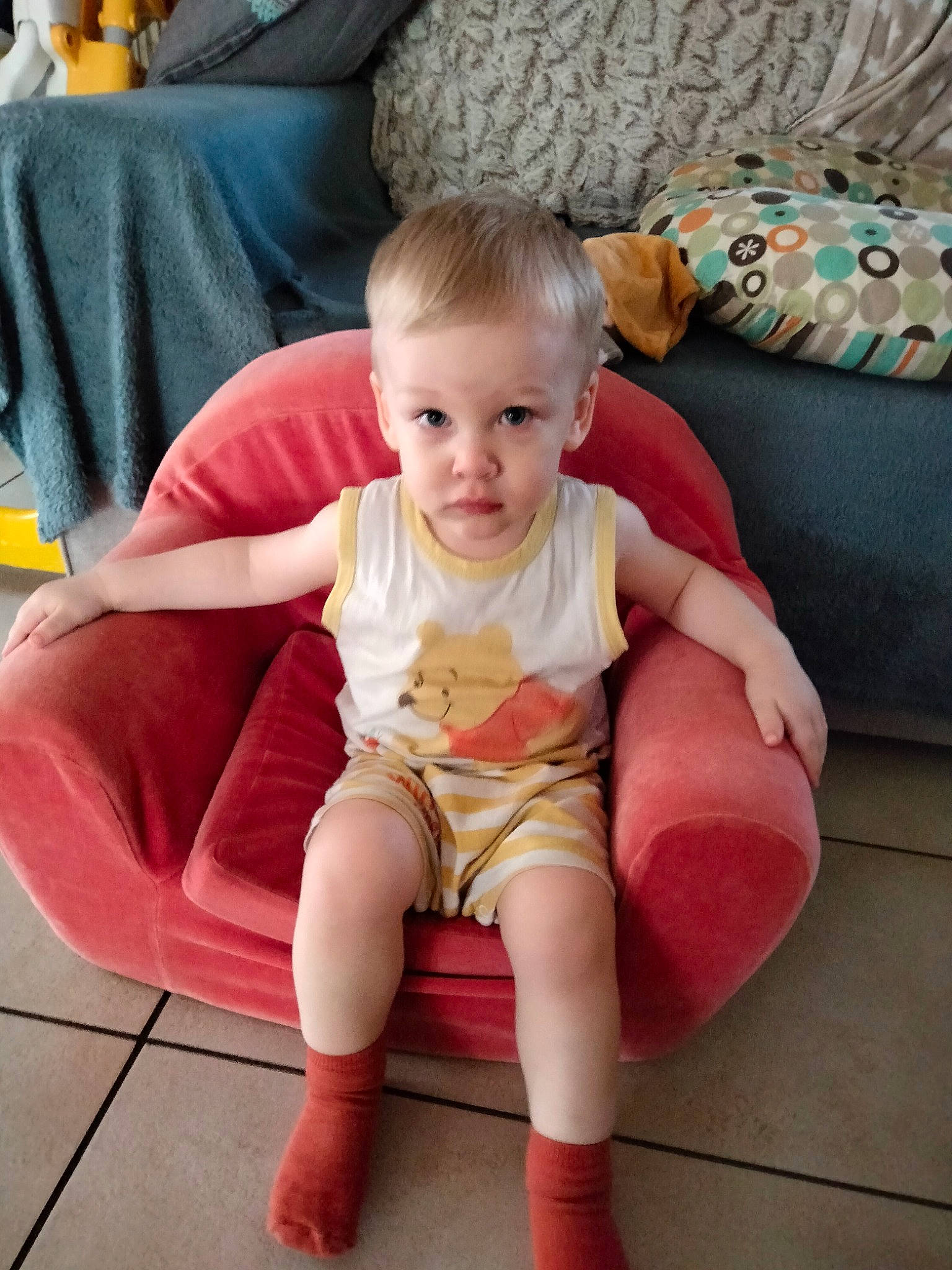 Marcus a rejoint le concours — aidez-le/la à gagner de superbes lots ! baby, baby_toddler_clothing, barefoot, cheek, child, comfort, couch, flooring, foot, human_leg, knee, lap, leg, person, shorts, sitting, skin, sleeve, t_shirt, thigh