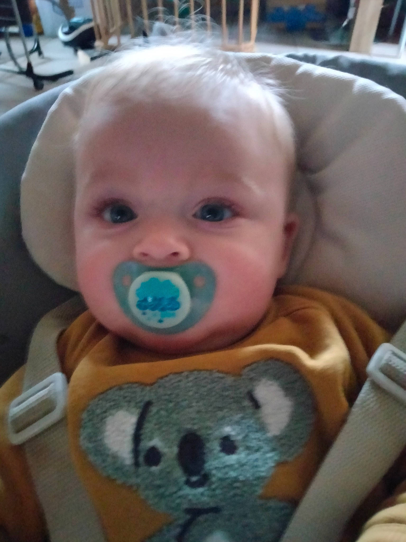 William a rejoint le concours — aidez-le/la à gagner de superbes lots ! baby, baby_products, baby_safety, baby_toddler_clothing, baby_toys, cheek, child, comfort, ear, eyelash, finger, head, iris, linens, mouth, nose, person, product, skin, textile