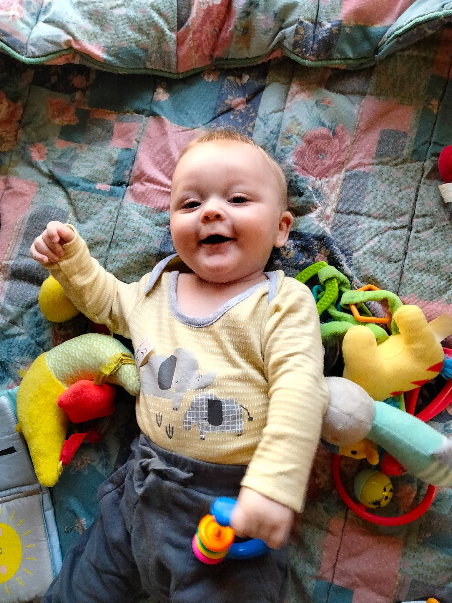 William participe au concours pour gagner de l'argent avec cette photo : baby, baby_toddler_clothing, cheek, child, eye, facial_expression, fun, happy, head, leisure, people, person, pink, product, skin, smile, snapshot, stuffed_toy, textile, toddler