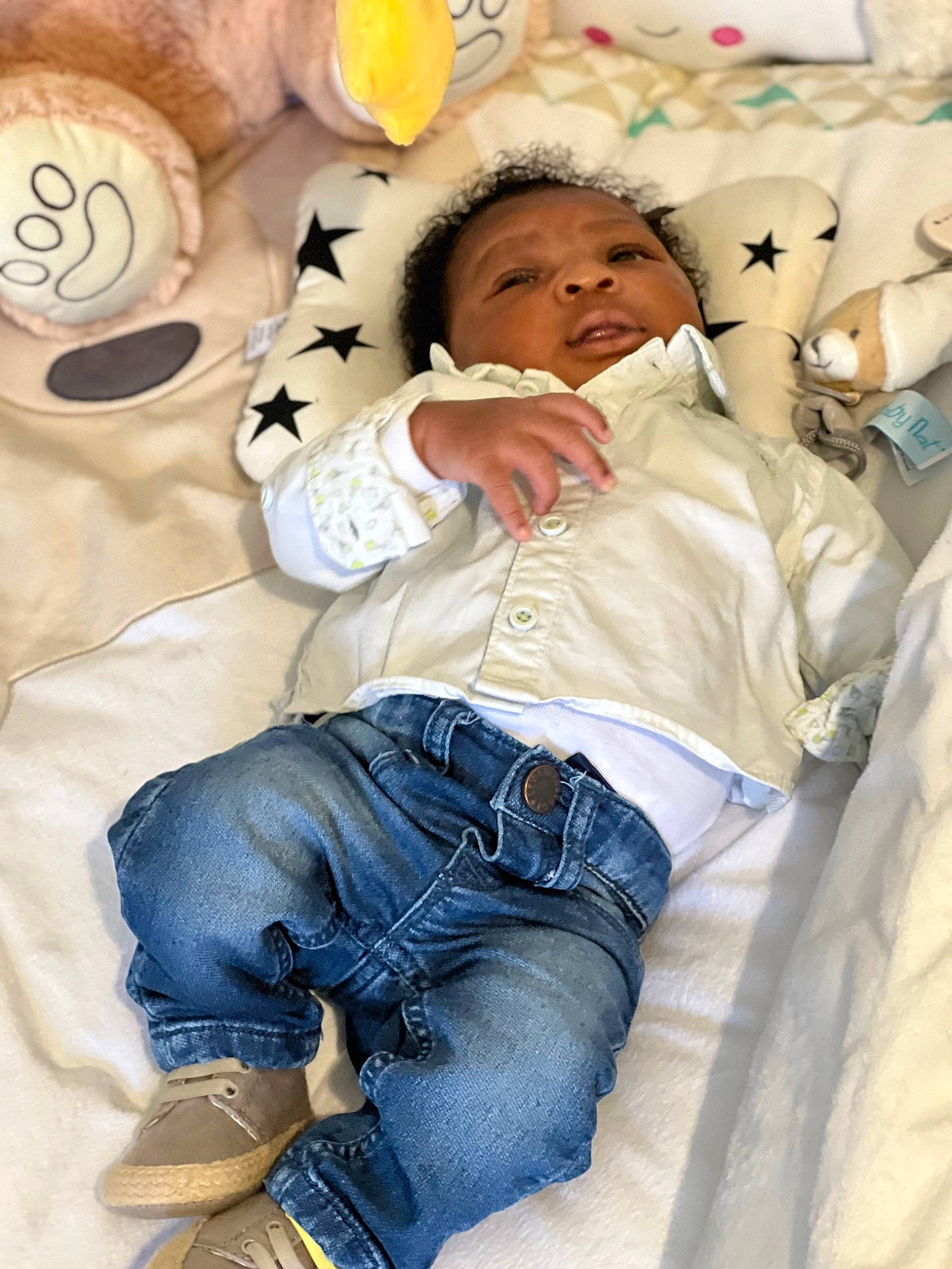 London participe au concours pour gagner de l'argent avec cette photo : arm, baby, baby_products, baby_sleeping, baby_toddler_clothing, bed, bedding, child, comfort, denim, happy, linens, person, sitting, skin, stuffed_toy, textile, thigh, toddler, toy