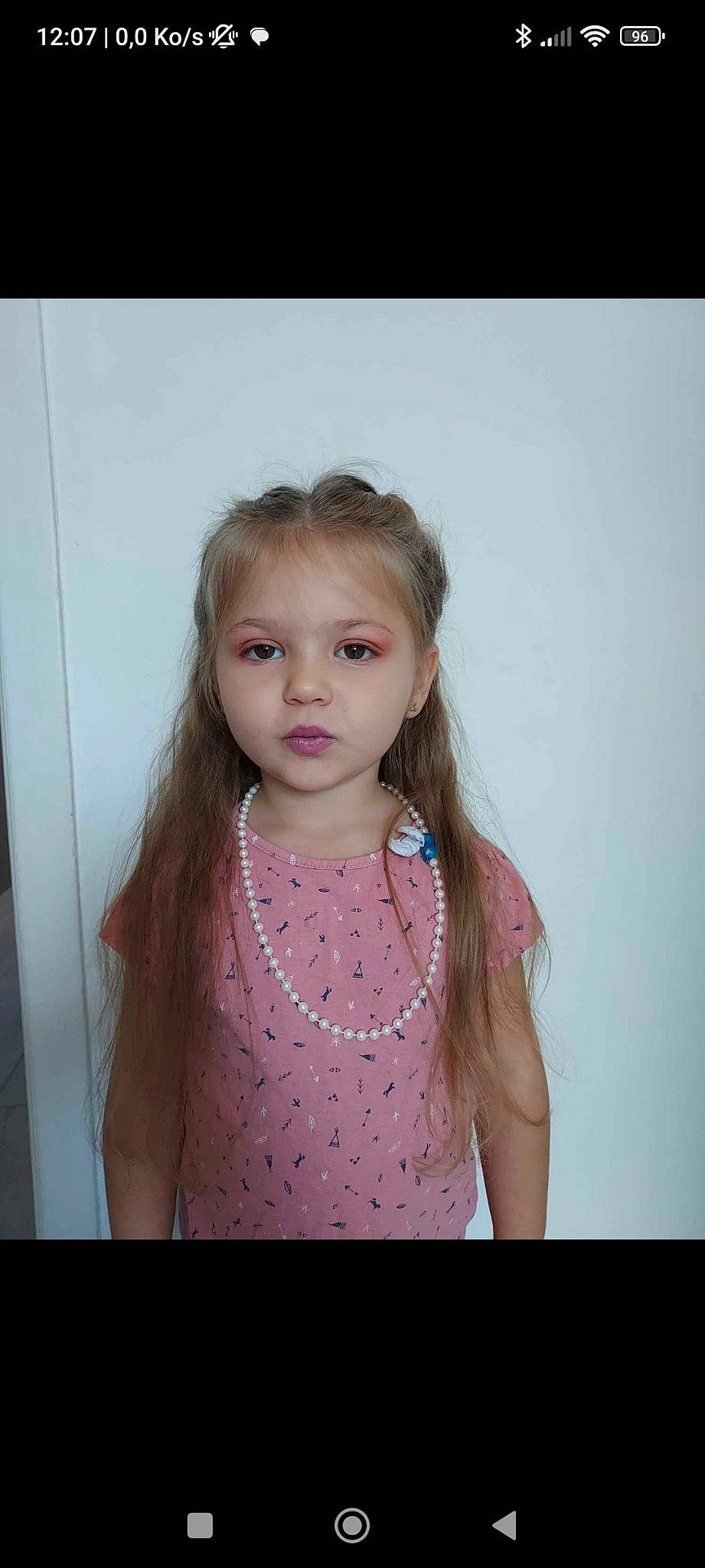 Myliana participe au concours pour gagner de l'argent avec cette photo : baby_toddler_clothing, blond, cheek, clothing, day_dress, eyelash, fashion_design, flash_photography, gesture, happy, iris, jewellery, long_hair, magenta, neck, necklace, pattern, person, pink, sleeve