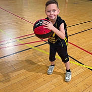 Diego a rejoint le concours — aidez-le/la à gagner de superbes lots ! bags, ball, basketball, bench, boy, child, court_lines, goal_net, gymnasium, hardwood_floor, indoor, portrait, shadow, smile, sneakers, spectators, sports_uniform, team, wall, wood_floor