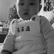 Eloïse participe au concours pour gagner de l'argent avec cette photo : baby, child, face, portrait, indoor, furniture, christmas_tree, holiday, family_photo, clothing, sleeve, hand, soft_texture, black_and_white, cozy, curious, person, young_child, home, decor